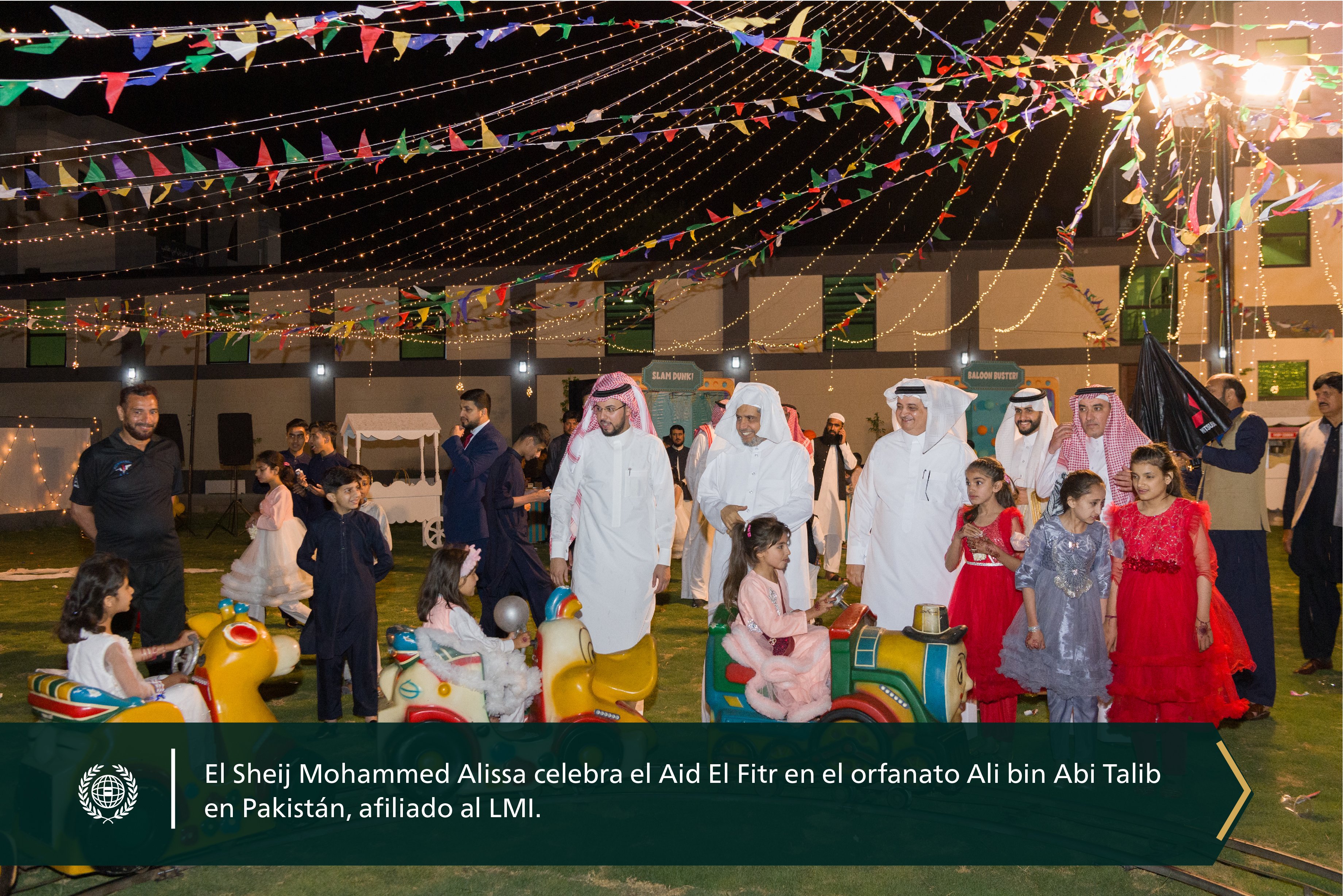 Foto de la celebración del Sheij Mohammed Al-Issa, SG de la LMI, en la festividad del Aid El Fitr en el orfanato Ali bin Abi Talib en Pakistán, que cuenta con cerca de 4600 huérfanos: