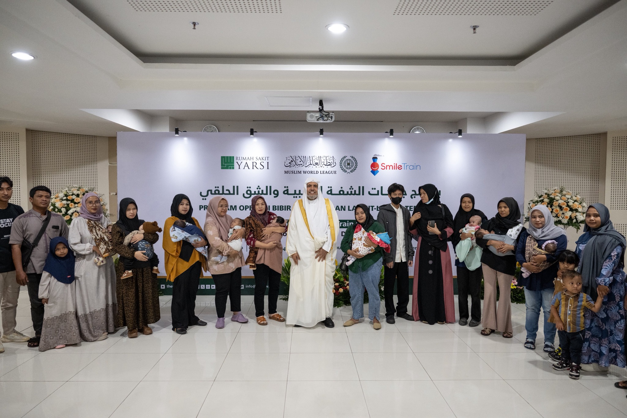 ‏تفقد معالي الأمين العام لرابطة العالم الإسلامي، رئيس هيئة علماء المسلمين، فضيلة الشيخ د. ⁧‫محمد العيسى‬⁩ ⁦‪‬⁩، عدداً من البرامج الصحية للرابطة في المستشفيات الإندونيسية