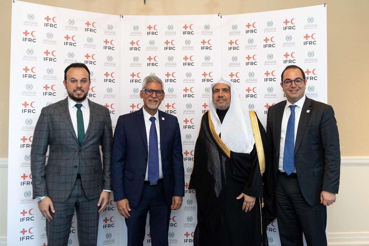 رابطة العالم الإسلامي تدعم المتضررين من النزاعات والمهاجرين والنازحين حول العالم