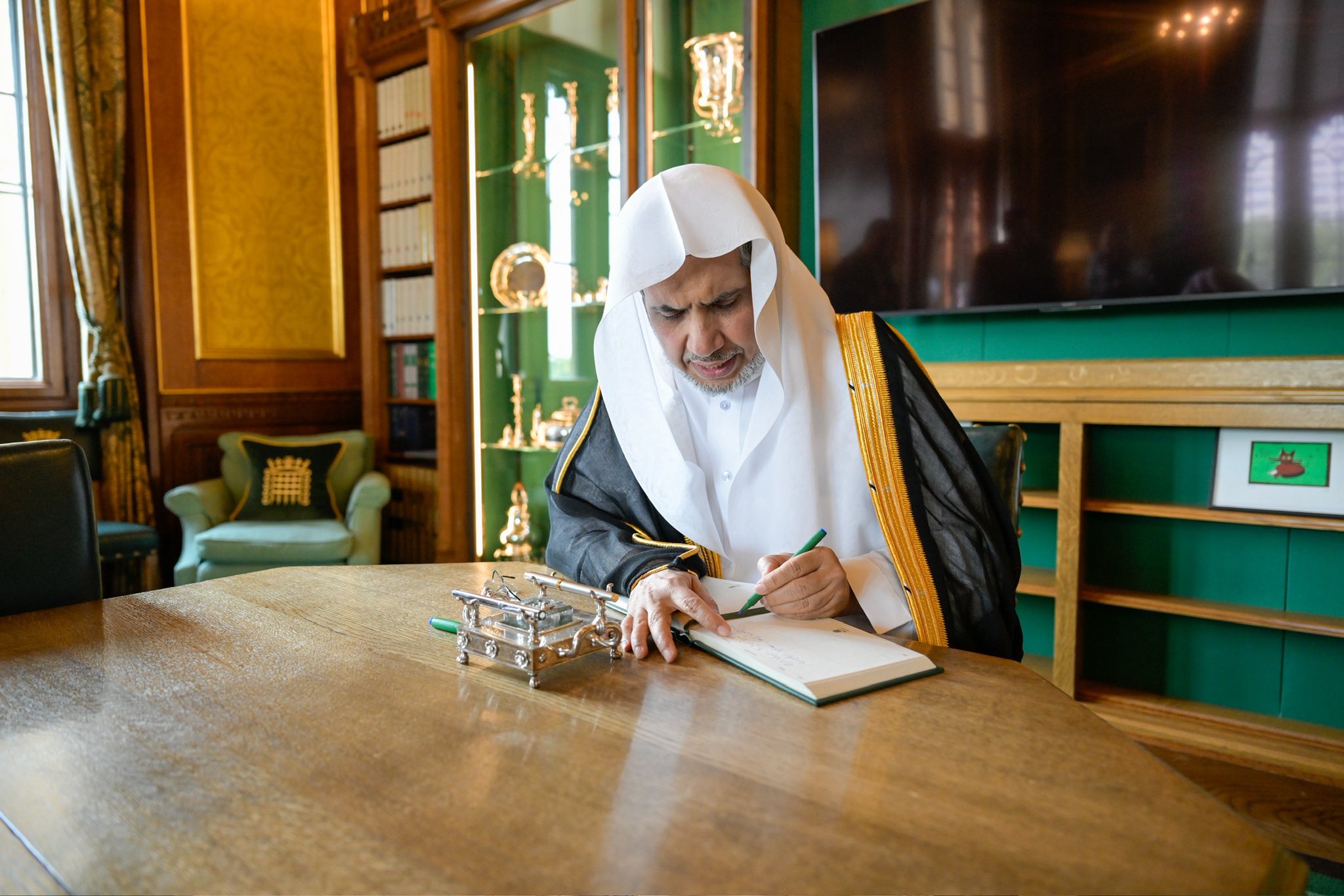 بعد اللقاء صحب معالي رئيس البرلمان البريطاني معاليَ الأمين العامّ في جولة خلال أروقة البرلمان احتفاءً بالزيارة.