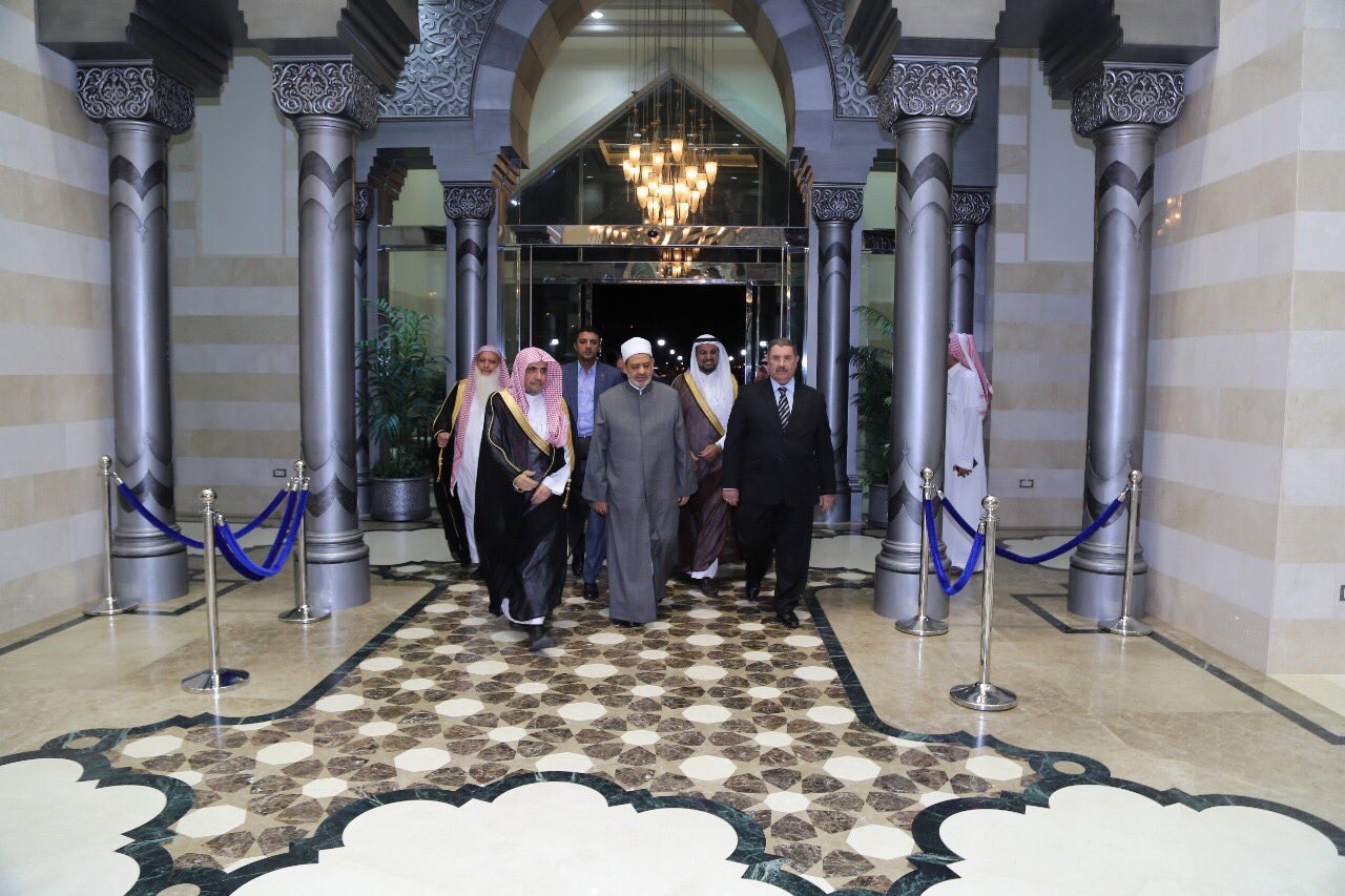 ‏معالي الأمين العام مستقبلاً اليوم بمطار الملك عبدالعزيز بجدة فضيلة الإمام الأكبر شيخ الأزهر الشريف رئيس مجلس حكماء المسلمين أ.د. أحمد الطيب.