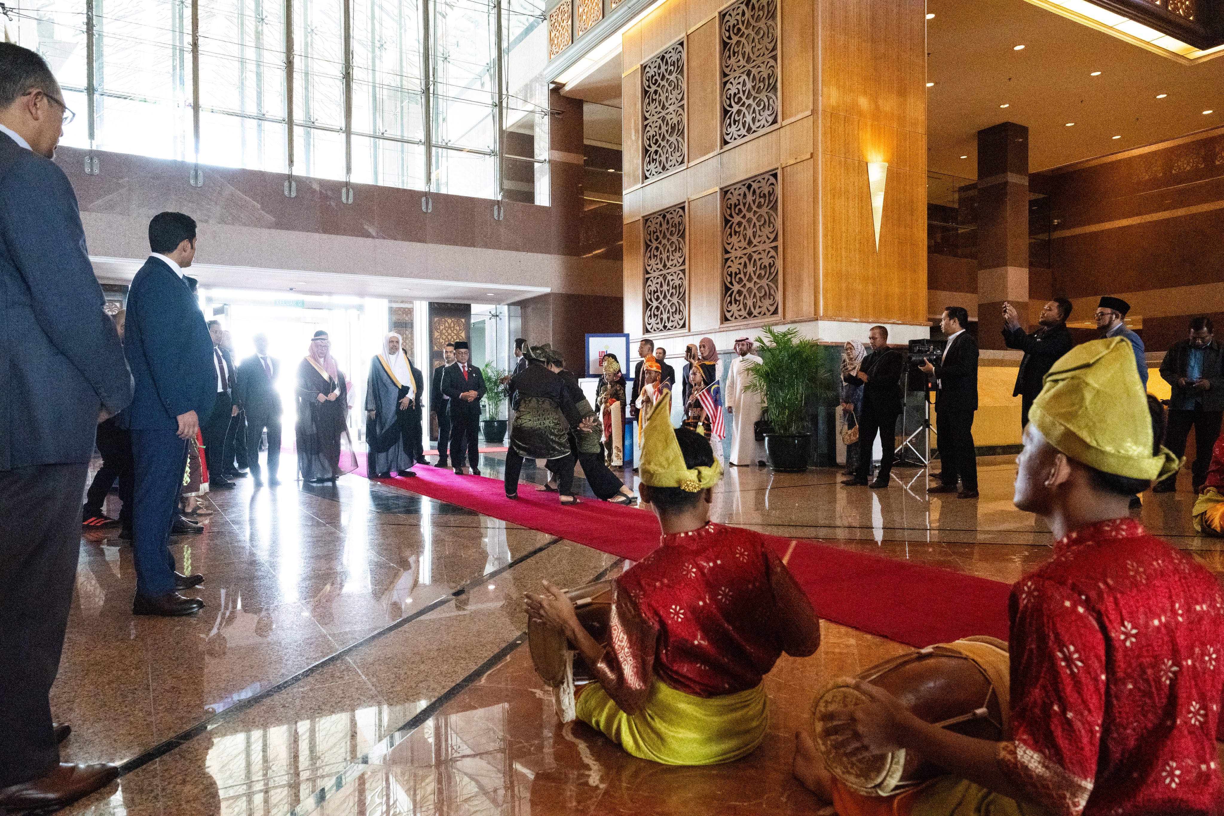El Secretario General, Presidente del Consejo de Ulemas, Su Excelencia el Sheij Dr. Mohammed Al-Issa, llegó hoy al frente de una delegación de la LigadelMundoIslamico al Aeropuerto Internacional de Kuala Lumpur