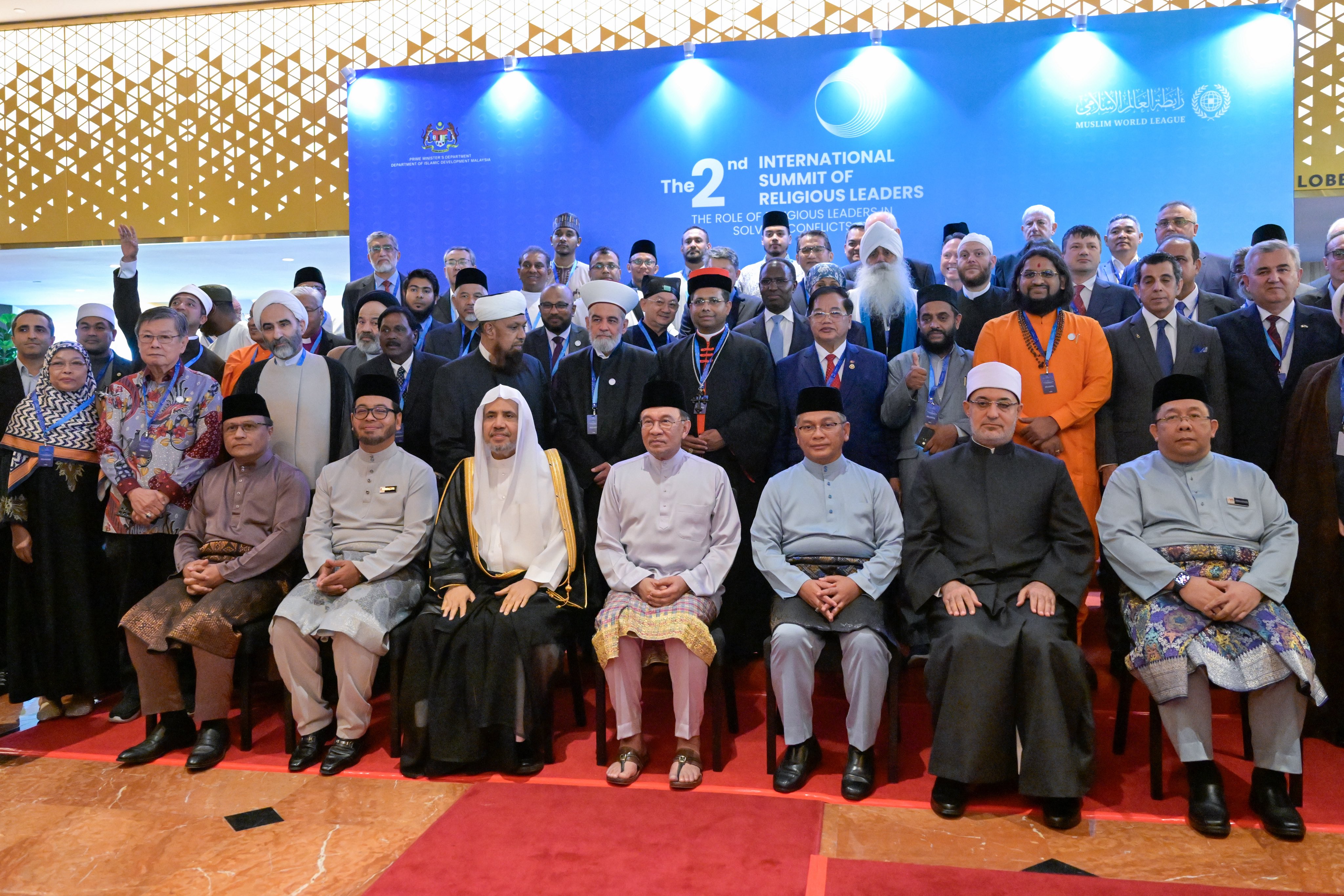 El Primer Ministro de Malasia, Dato’ Seri Anwar Ibrahim, y Su Excelencia el Sheij Dr. Mohammed Al-Issa , Secretario General y Presidente del Consejo de Ulemas, inauguraron la segunda Cumbre Internacional de Líderes Religiosos