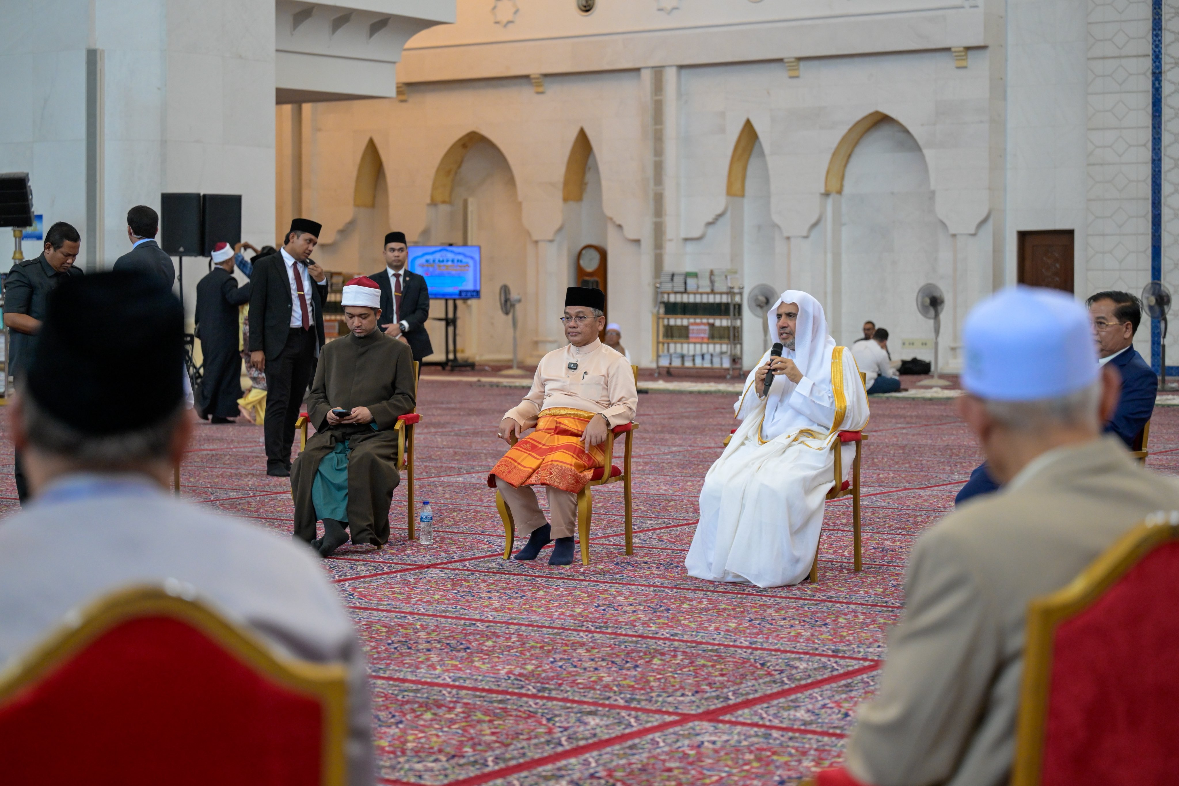 Después de pronunciar el sermón del viernes ante los fieles y dirigir la oración en la mayor mezquita de la capital malasia, Kuala Lumpur:
