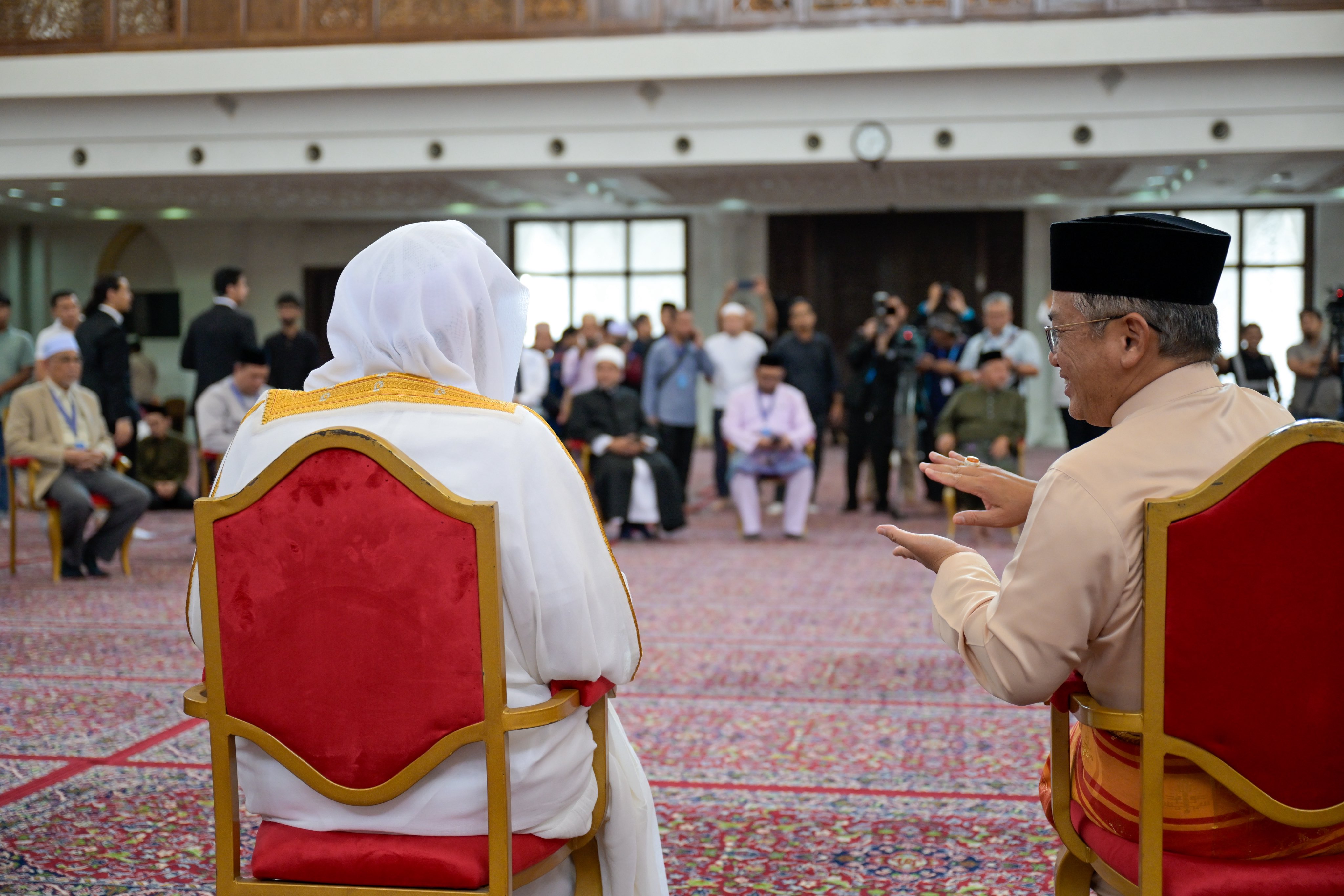 Después de pronunciar el sermón del viernes ante los fieles y dirigir la oración en la mayor mezquita de la capital malasia, Kuala Lumpur: