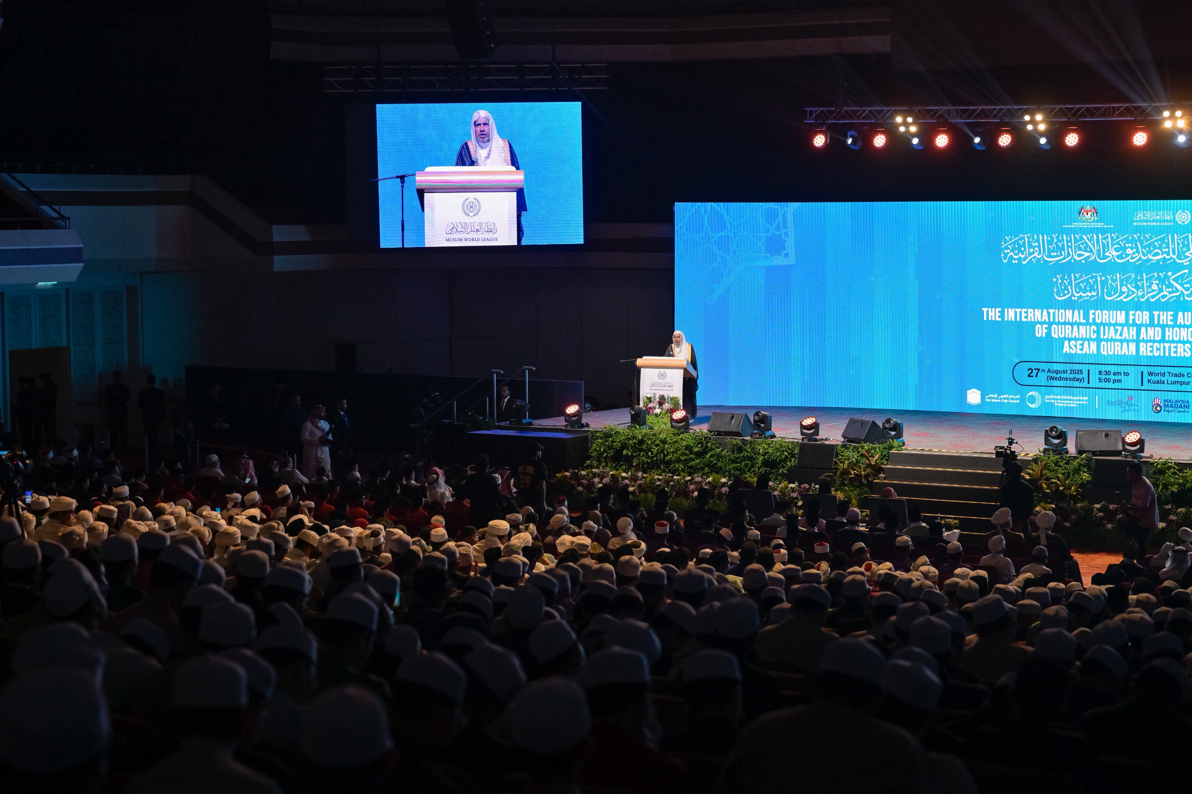 ‏3 ‏واختتمت رابطة العالم الإسلامي الملتقى بتخريج الدفعة الأولى من برنامج “شهادة التصديق على الإجازة القرآنية”، التي ضمّت نخبة من حُفّاظ وحافظات كتاب الله الحاصلين على الإجازة بالسند المتصل إلى أئمة القراءات، والاحتفاء بختمة الإجازة القرآنية لأحد الحُفّاظ بالسند المتّصل إلى أئمة القراءات من السلف، تتويجًا لمسيرته في  ‏خدمة كتاب الله.