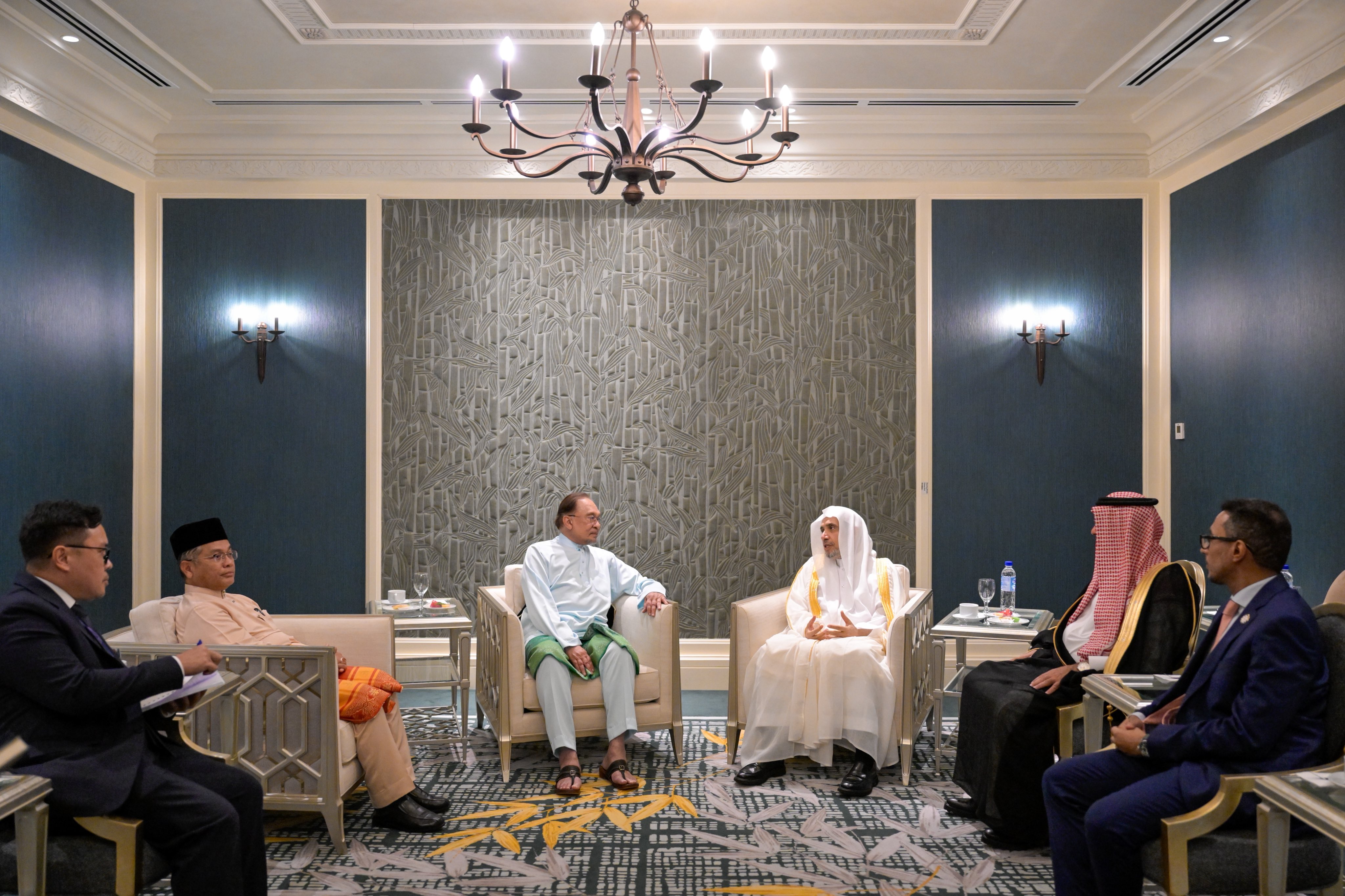‏استقبل دولةُ رئيس وزراء ماليزيا، داتو سري أنور إبراهيم، في القصر الرئاسي في العاصمة الماليزية "كوالالمبور"، معاليَ الأمين العام، رئيس هيئة علماء المسلمين، فضيلة الشيخ د.⁧‫محمد العيسى‬⁩ ⁦‪‬⁩. ‏وجرى خلال اللقاءِ مناقشةُ الموضوعات ذات الاهتمام المشترك.