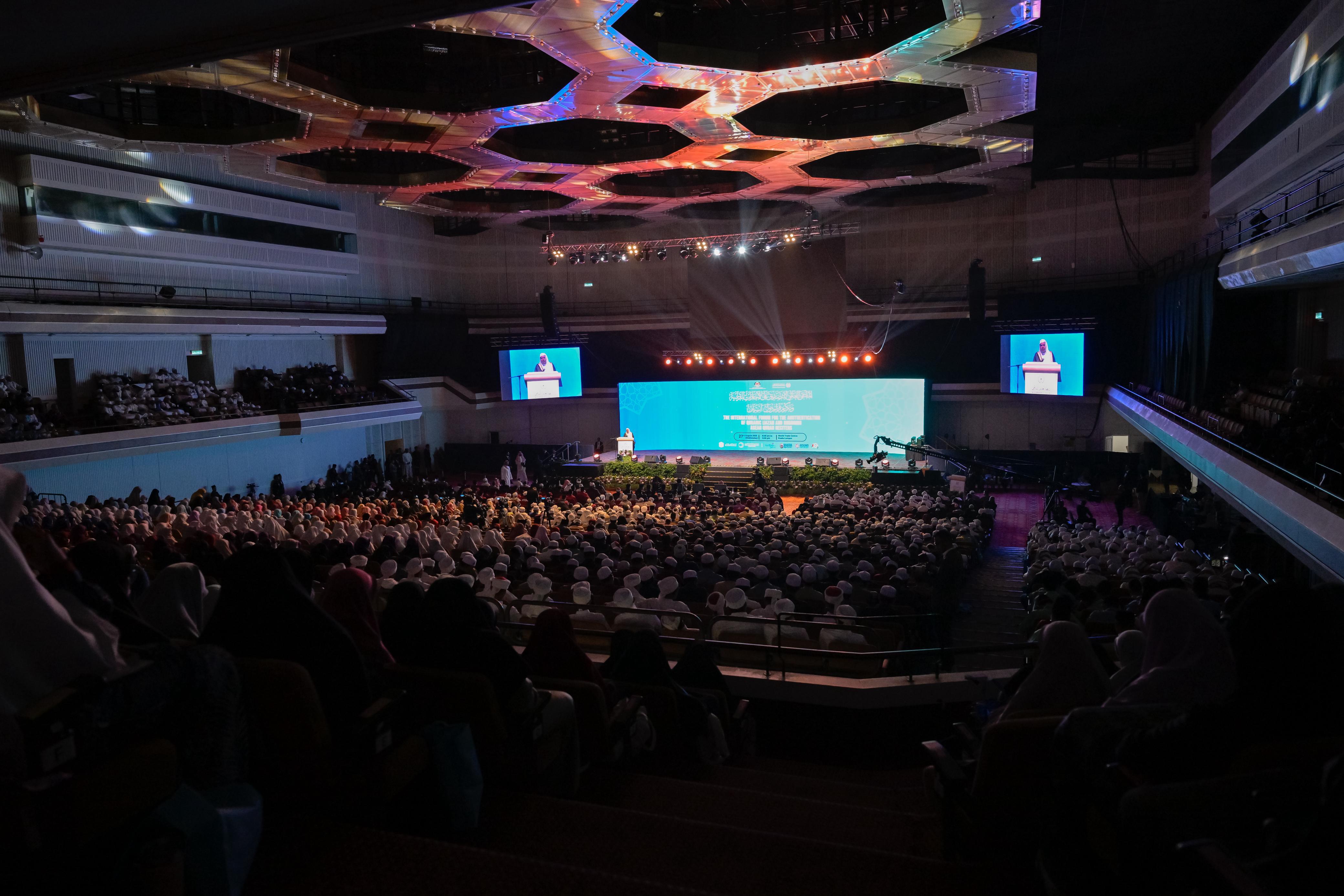 El Secretario General de la Liga del Mundo Islámico ha concluido el Foro Mundial de Certificaciones Coránicas y de Homenaje a los Recitadores de los países de la ASEAN