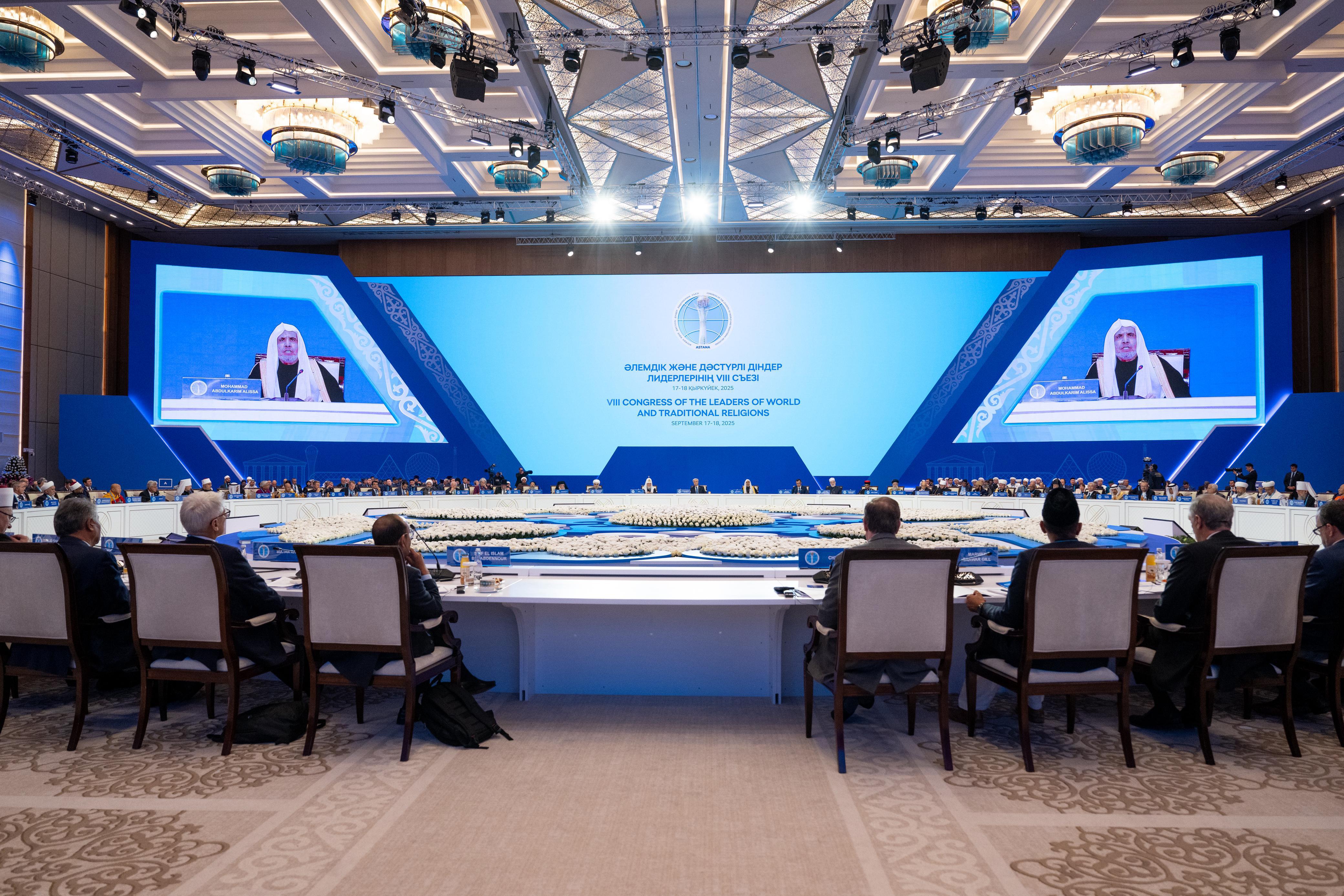بصفةِ ضيفِ شرفٍ للنسخة الثامنة، معالي الأمين العام لرابطة العالم الإسلامي يشاركُ فخامةَ رئيس كازاخستان حفلَ افتتاح مؤتمر قادة الأديان  أسْتانا: حلَّ معالي الأمين العام لرابطة العالم الإسلامي، رئيس هيئة علماء المسلمين، فضيلة الشيخ الدكتور محمد بن عبدالكريم العيسى، "ضيفَ شرفٍ" على المؤتمر الثامن لقادة الأديان المنعقد في جمهورية كازاخستان. وألقى فضيلتُه كلمة تطرّقَ فيها إلى التحوّلات الدولية المقلقة التي تفاقمت فيها كثير من المآسي والتحدّيات، وطالت نظامَنا العالمي وهدّدت تماسكَ شرعيته الدولية، مشدِّدًا في هذا