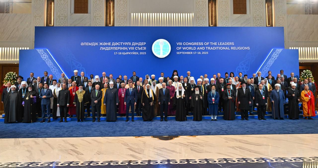 بصفةِ ضيفِ شرفٍ للنسخة الثامنة، معالي الأمين العام لرابطة العالم الإسلامي يشاركُ فخامةَ رئيس كازاخستان حفلَ افتتاح مؤتمر قادة الأديان
