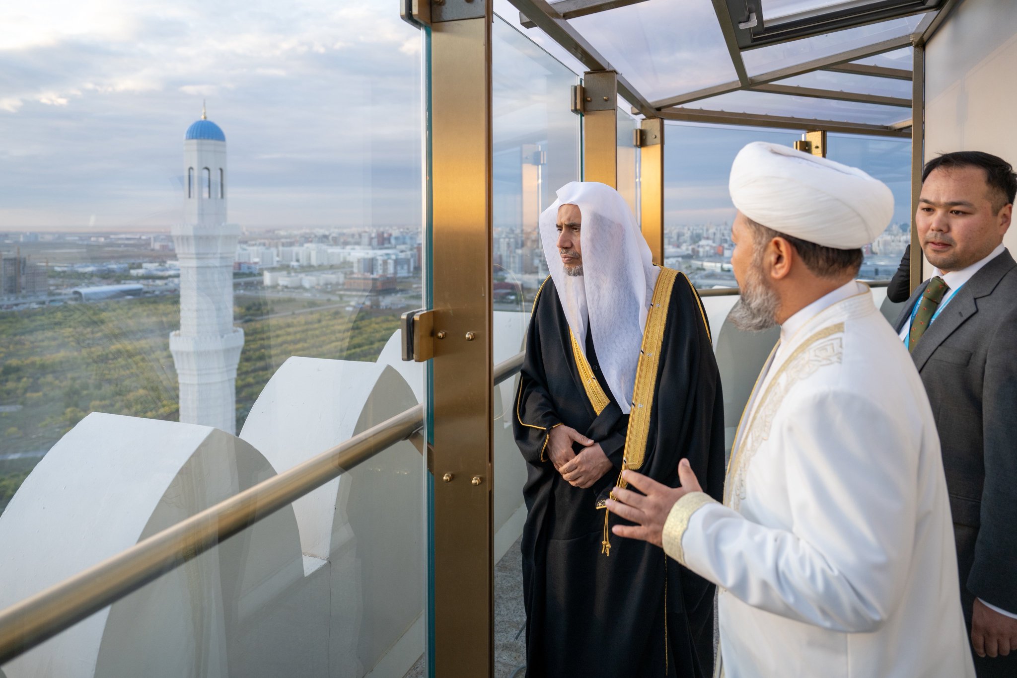 معالي الأمين العام، رئيس هيئة علماء المسلمين، فضيلة الشيخ د.⁧‫محمد العيسى‬⁩ ‬⁩، يزور جامع "أستانا الكبير" بكازاخستان، ويستمع إلى شرحٍ عنه من سماحة مفتي عام كازاخستان، الشيخ نوريزباي حاج تاغانولي
