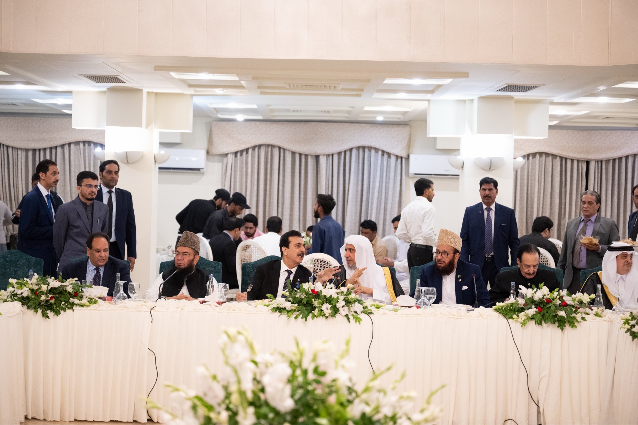 Les éminents oulémas de la République islamique du Pakistan ont offert un dîner en l’honneur du Secrétaire général de la Ligue islamique mondiale, Président de l’Organisation des savants musulmans, Cheikh Mohammed Alissa à l’occasion de sa visite dans la capitale, Islamabad. Un certain nombre de hautes personnalités ministérielles, parlementaires et diplomatiques ont été conviées à cet événement.