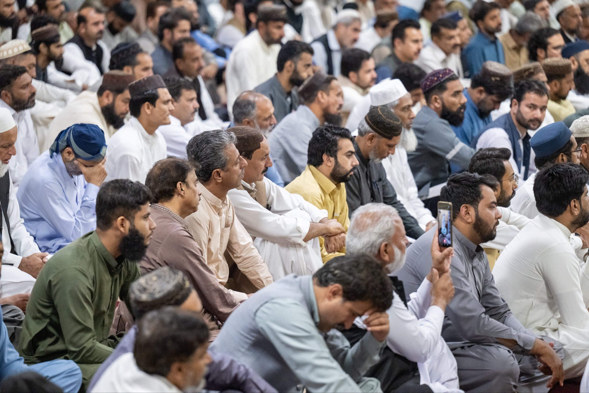 ‏معالي الأمين العام، رئيس هيئة علماء المسلمين، فضيلة الشيخ د.⁧‫محمد العيسى‬⁩ ⁦‬⁩، يخطُب الجمعةَ من على منبر جامع: "البرلمان"، و"مجلس الشيوخ"، بحضور الأعضاء، وحُكَّام بعض الولايات وعددٍ من الوزراءِ، وجمعٍ من المصلين
