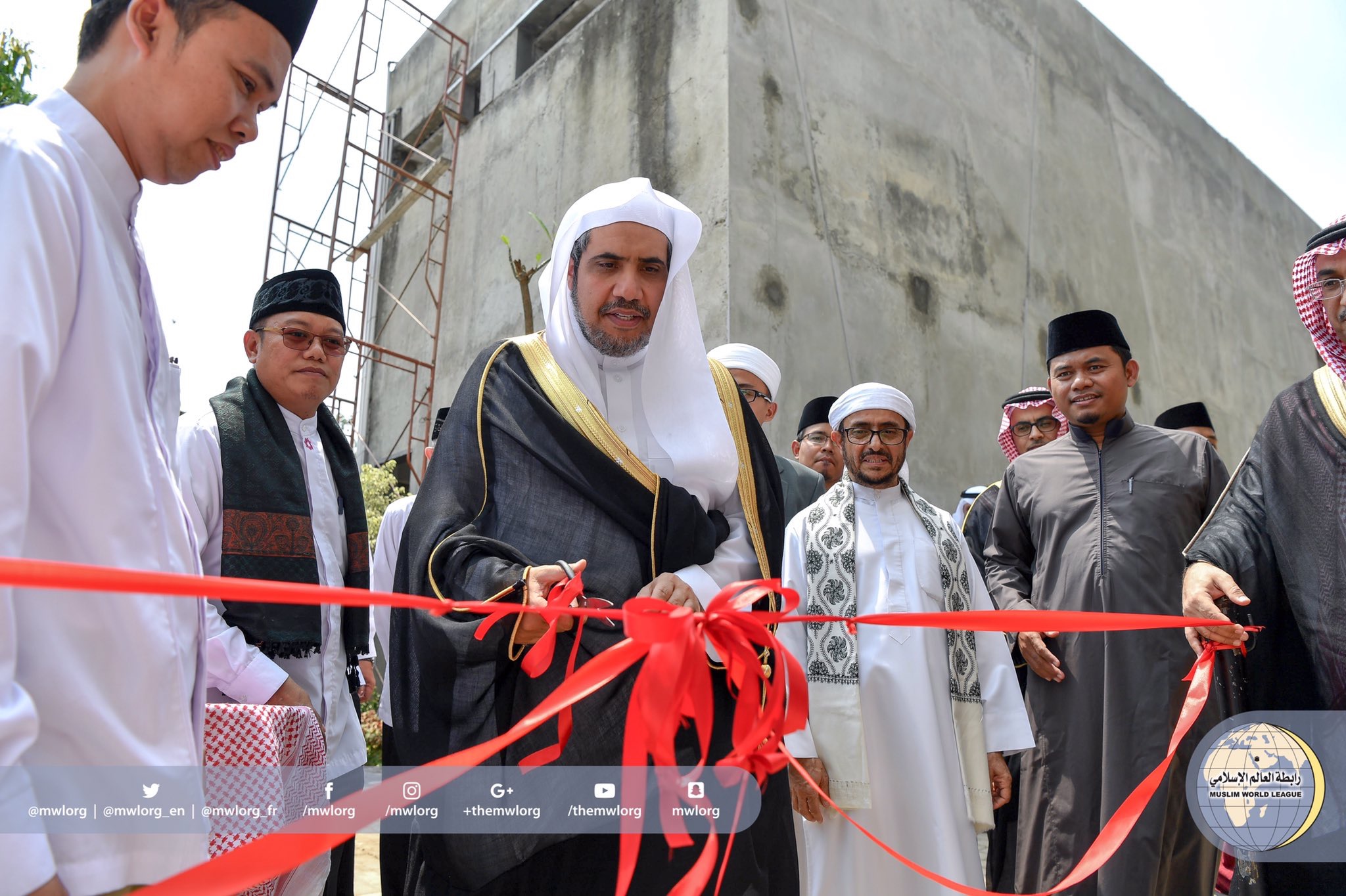 HE MWL SG meets during his current visit to Indonesia the students of Holy Quraan Memorization Schools