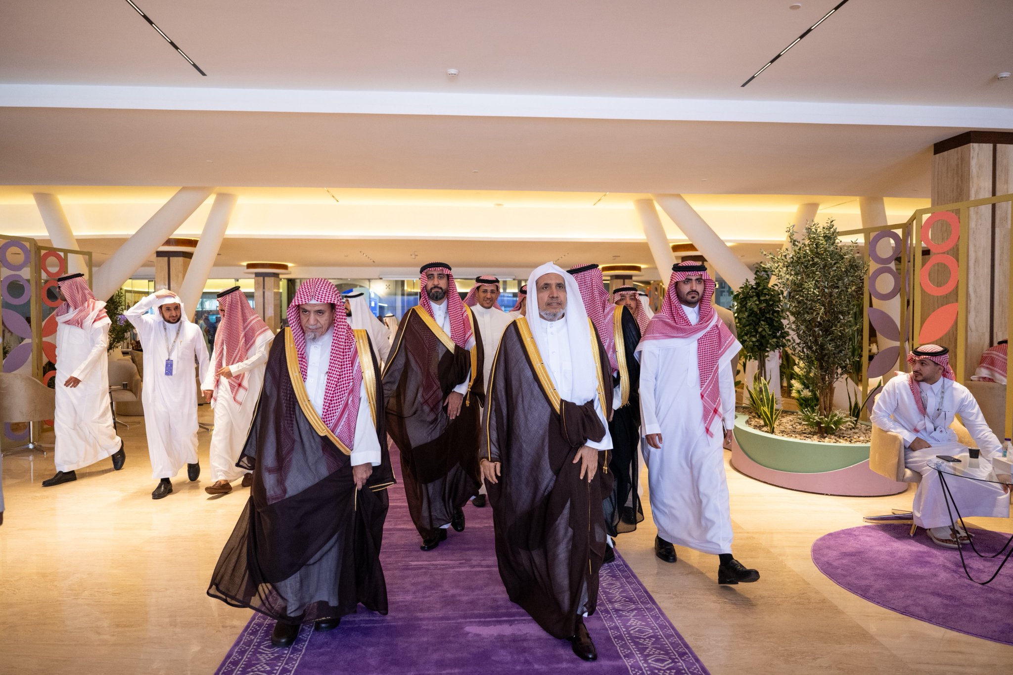 ‏لقطاتٌ من زيارة معالي الأمين العام، رئيس هيئة علماء المسلمين، عضو اللجنة الإشرافية العُليا لمشروع تاريخ الحج والحرمين الشريفين، فضيلة الشيخ د.⁧‫ محمد العيسى‬⁩ ⁦‪‬⁩، لجناح ⁧‫دارة الملك عبدالعزيز‬⁩، في سياق تدشين: "ملتقى تاريخ الحج والحرمين الشريفين"، المنظم من الدارة.