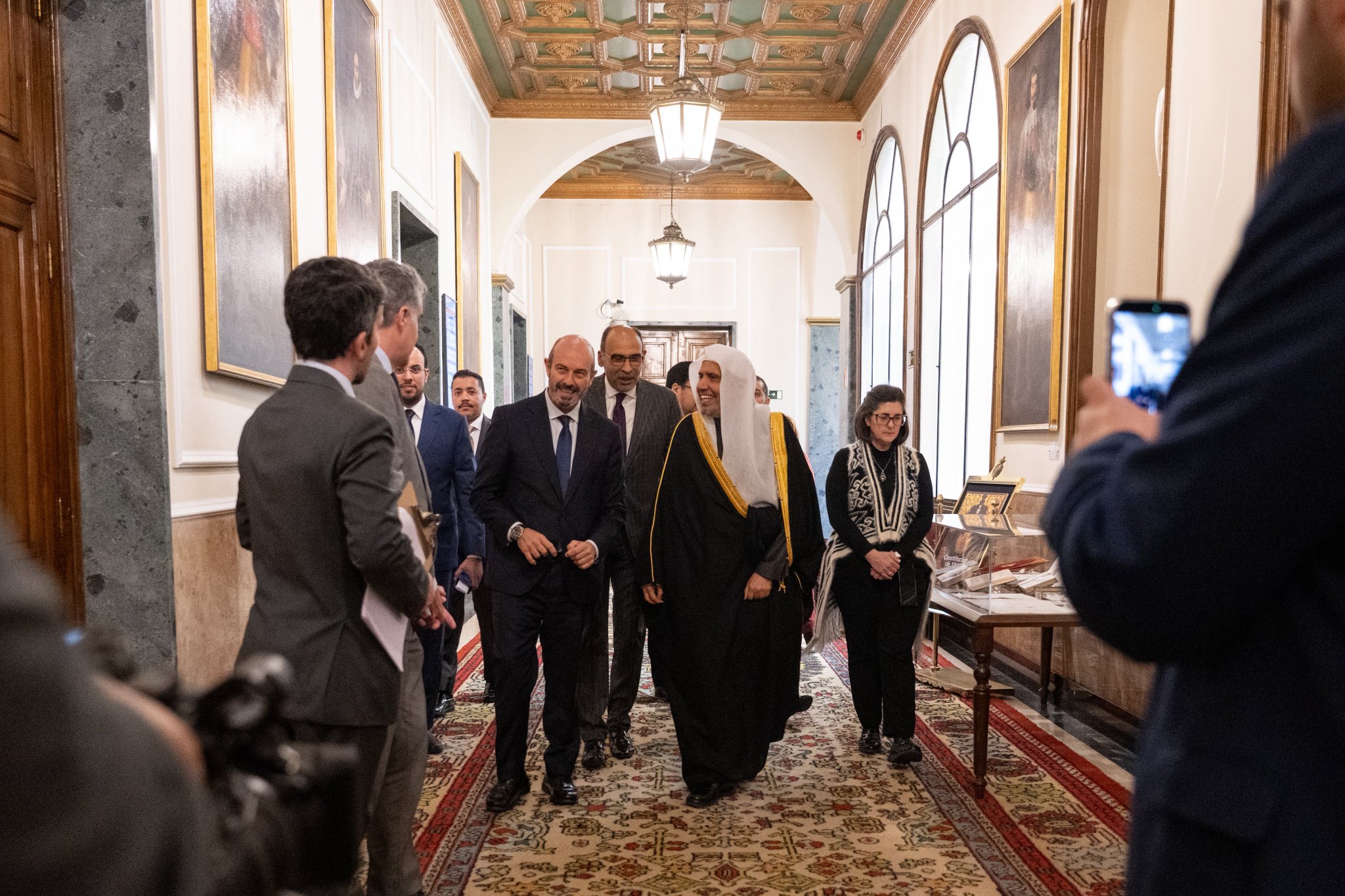 جناب دبیرکل، رئیس انجمن علمای مسلمان، اقاي دکتر شيخ محمد العیسی ، در مقر مجلس سنای اسپانیا در پایتخت «مادرید»، با جناب رئیس آن، آقای پیدرو رویان دیدار کرد