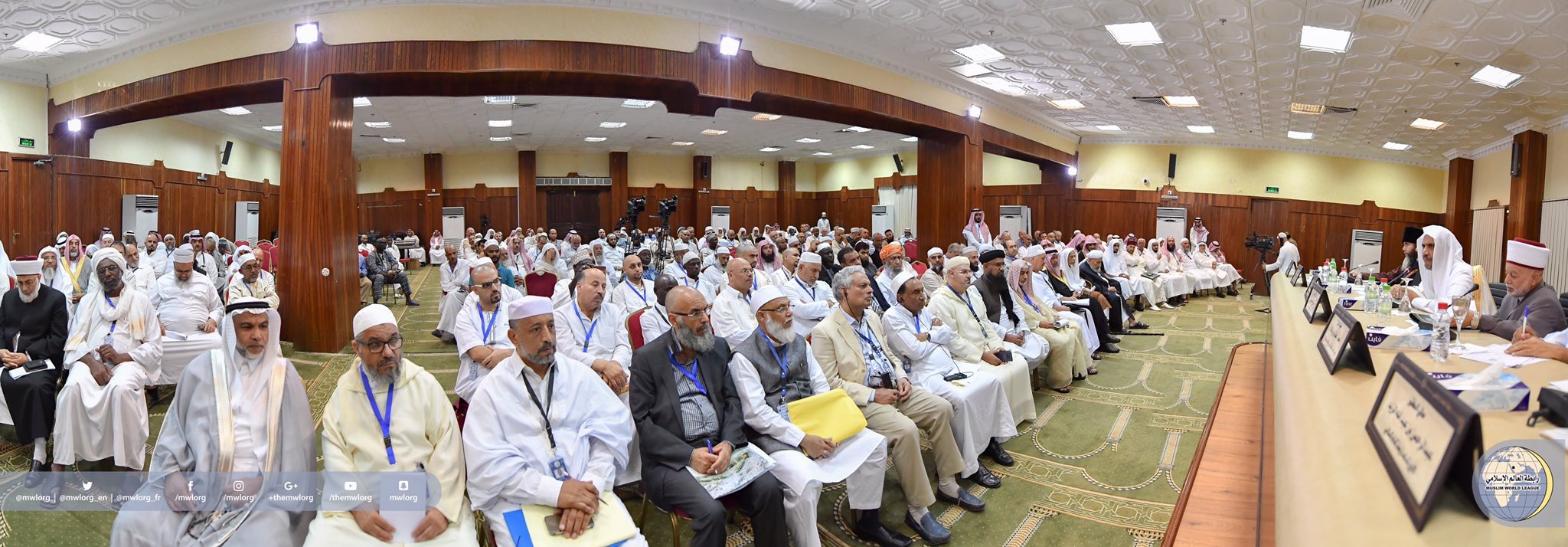 ‏كوكبةٌ من الحضور العلمائي الكبير لملتقى مؤتمر الرابطة في حج هذا العام بمشعر منىٰ الطاهر، مستعرضاً قيم الوسطية والتسامح في الإسلام