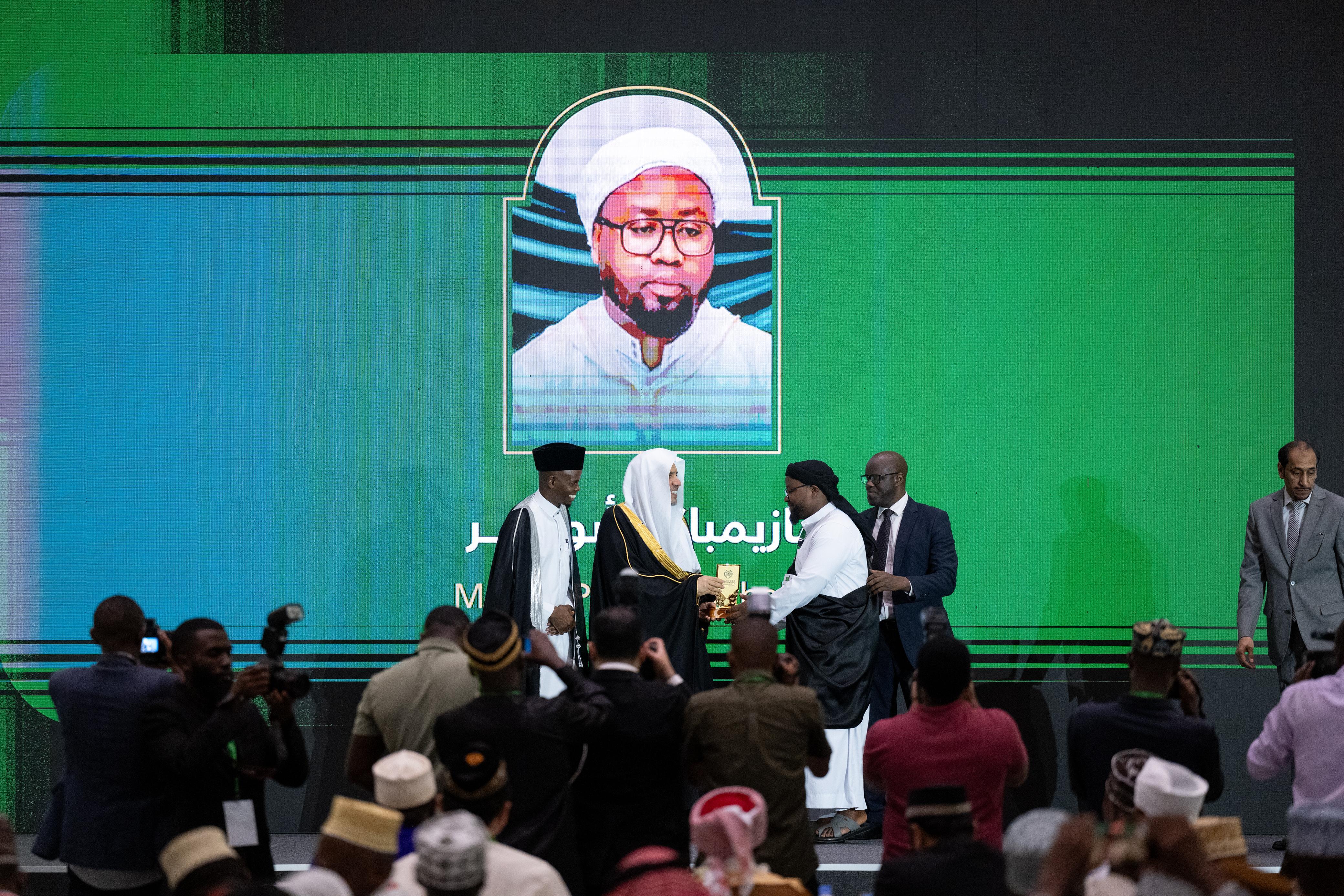 د.العيسى يشهد تخريج سبعين ألفًا بين حافظ وحافظة للقرآن الكريم في راوندا