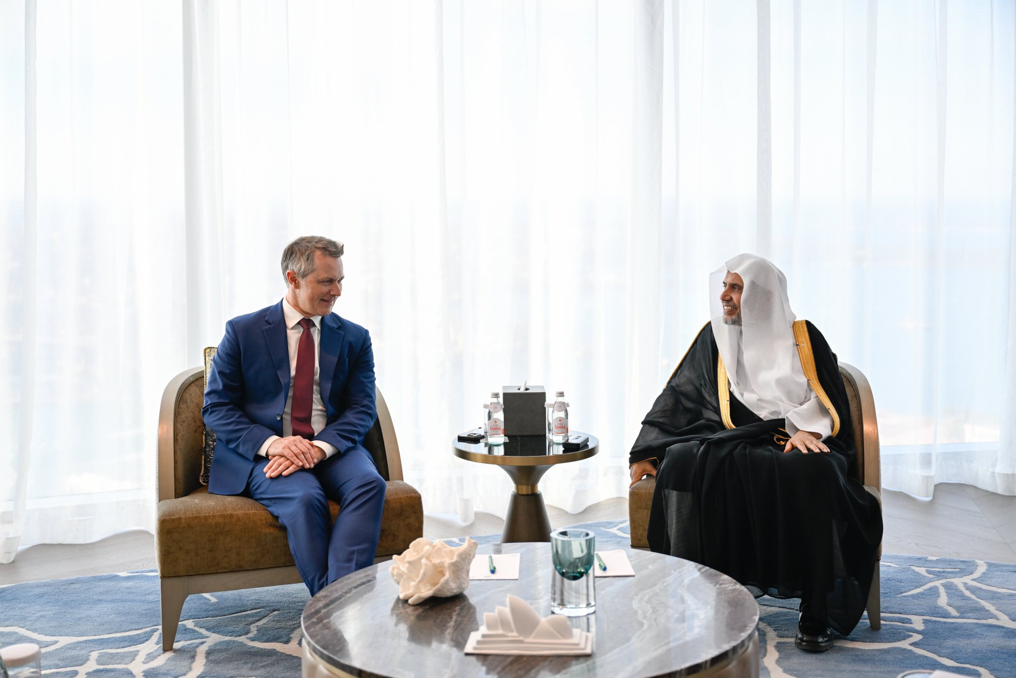 ‏استقبلَ معالي الأمين العام، رئيسُ هيئة علماء المسلمين، فضيلةُ الشيخ د.⁧‫محمد العيسى‬⁩ ‬⁩، في مقرّ إقامته بمدينة "سيدني"، معالي وزير التعليم الفيدرالي، السيد جيسون كلير