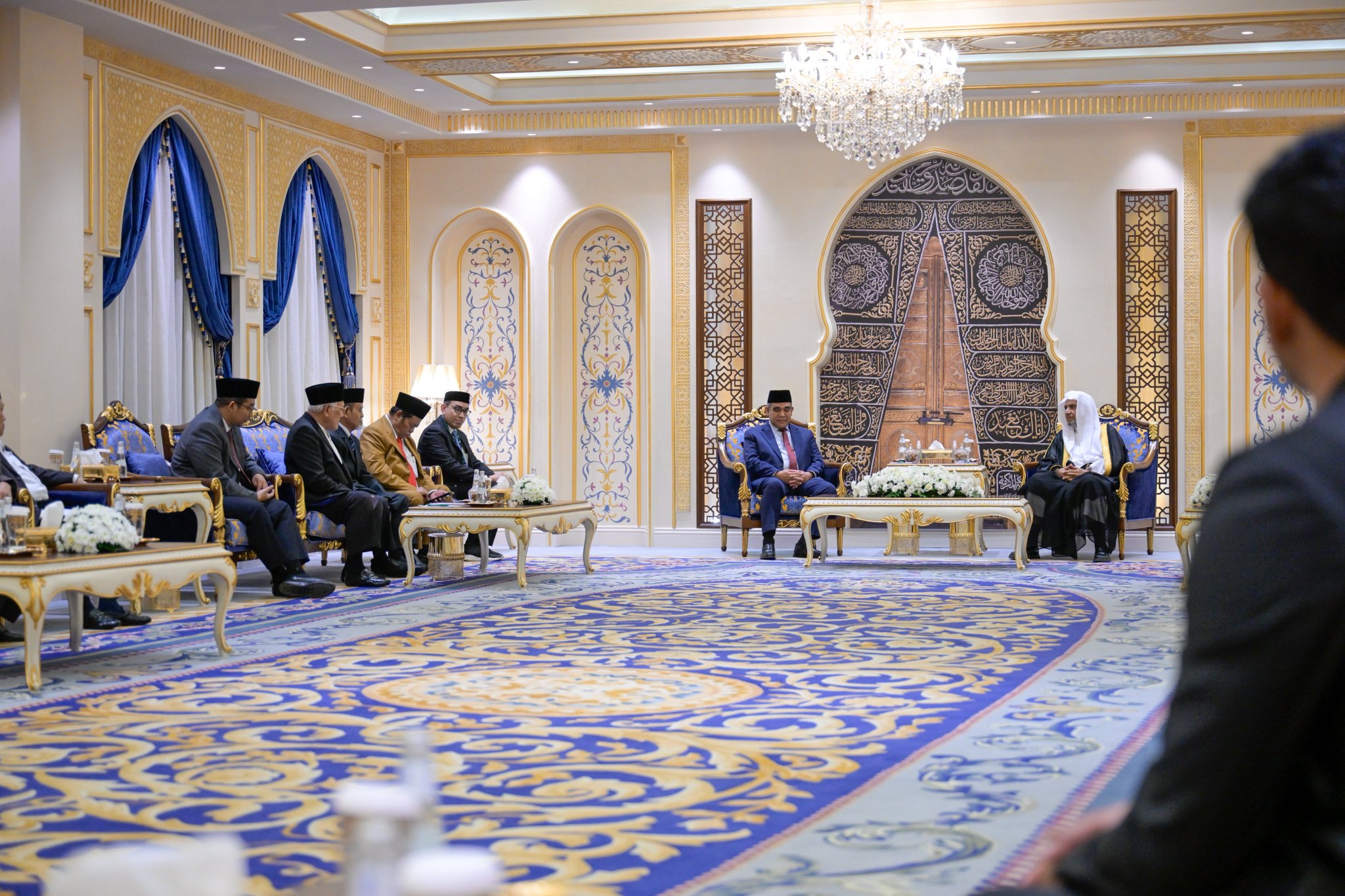 جناب دبیرکل، رئیس انجمن علمای مسلمان، آقای دکتر شیخ محمد العیسی ، از جناب آقای احمد موزانی، رئیس مجلس مشورتی خلق اندونزی، استقبال کرد