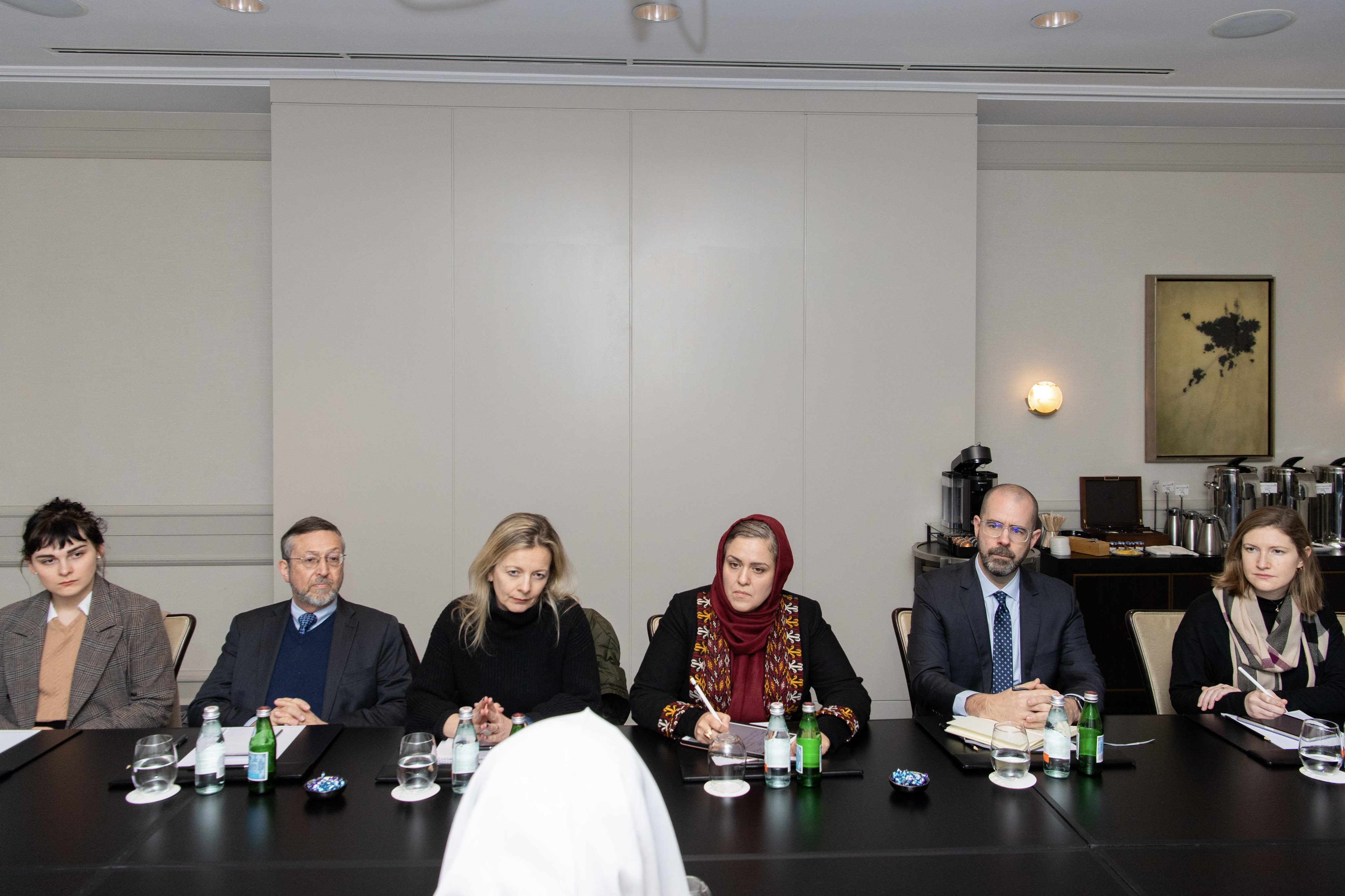 ‏استقبل معالي الأمين العام، رئيسُ هيئة علماء المسلمين، فضيلة الشيخ د.⁧‫محمد العيسى‬⁩، في مقرِّ إقامته بواشنطن، الرئيسَ والمديرَ التنفيذيَّ لمعهد السلام الأمريكي، السيدة ليز غراندي