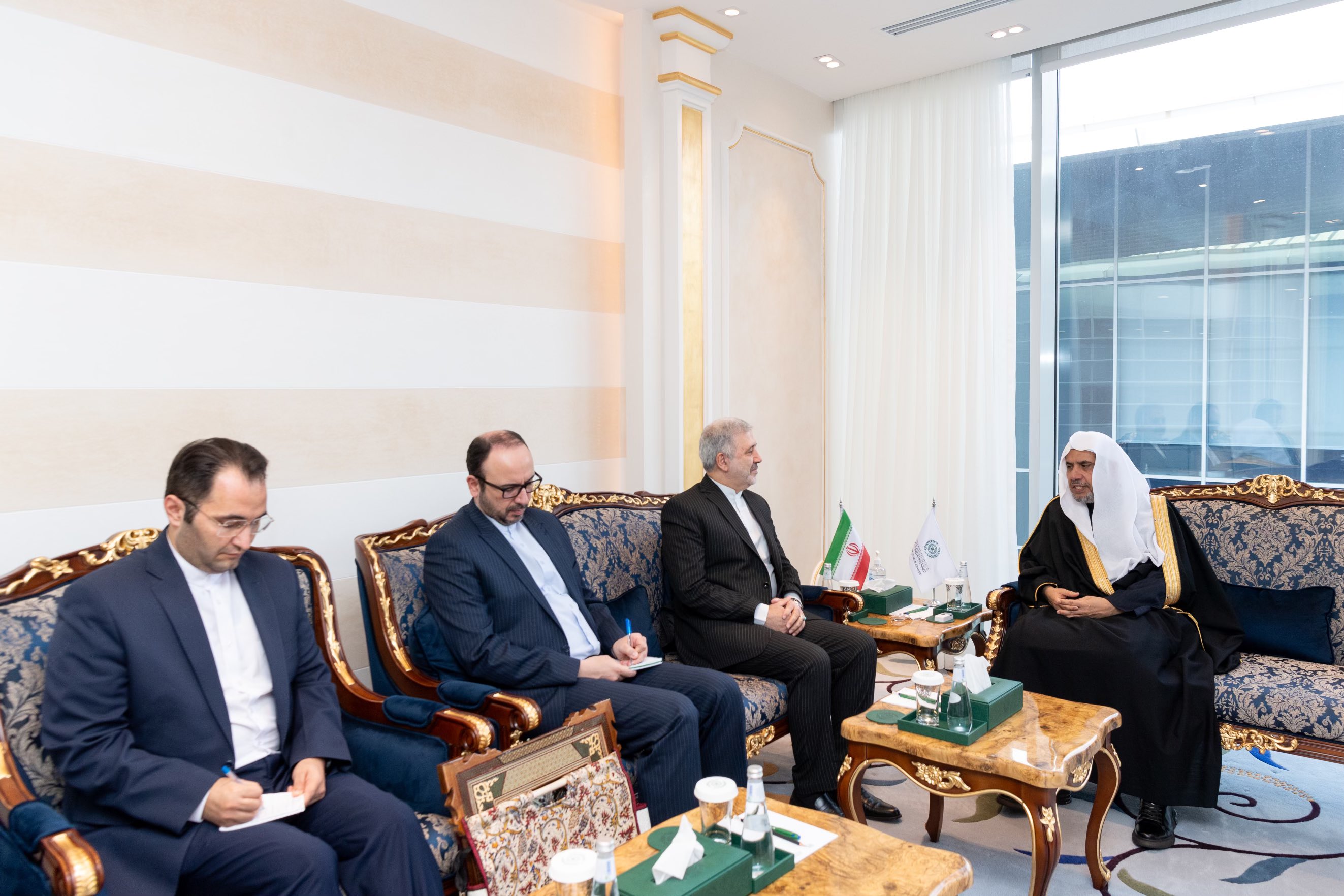 التقى معالي الأمين العام، رئيس هيئة علماء المسلمين، فضيلة الشيخ د. ⁧‫محمد العيسى‬⁩، في مقرّ الرابطة الفرعي بالرياض، سعادةَ سفير الجمهورية الإسلامية الإيرانية لدى المملكة العربية السعودية، د. علي رضا عنايتي