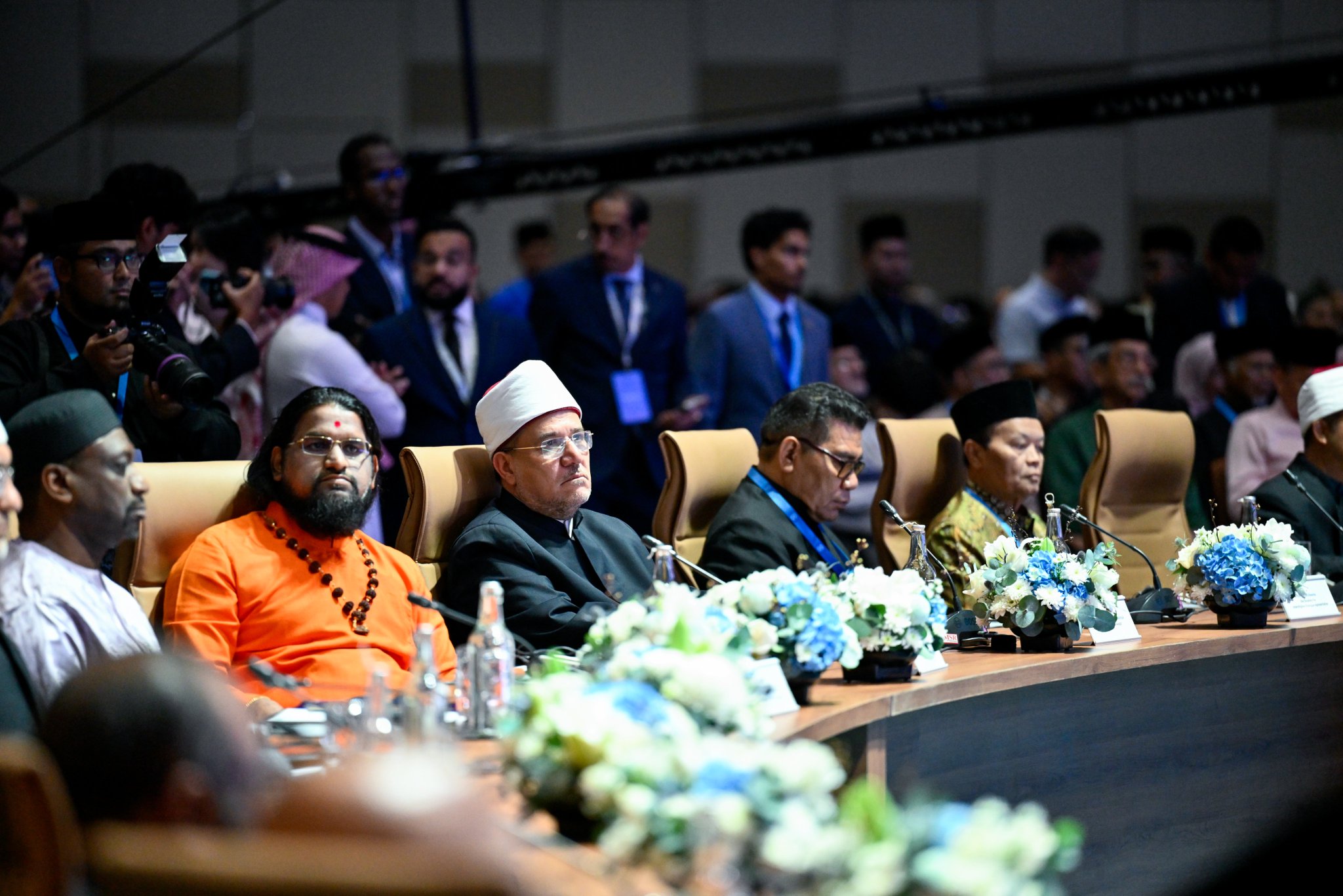 Fotos de la tercera Cumbre internacional de líderes religiosos, con la participación del Secretario General, Presidente del Consejo de Ulemas, el Sheij Dr. Mohammed Al-Issa como orador principal en la ceremonia de apertura