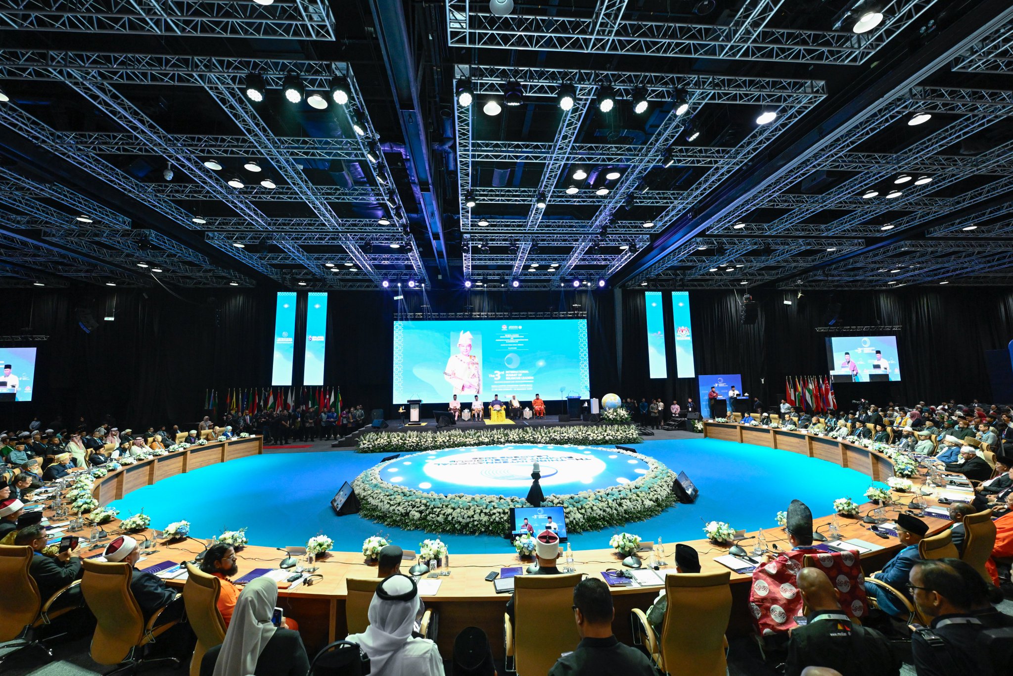 Fotos de la tercera Cumbre internacional de líderes religiosos, con la participación del Secretario General, Presidente del Consejo de Ulemas, el Sheij Dr. Mohammed Al-Issa como orador principal en la ceremonia de apertura