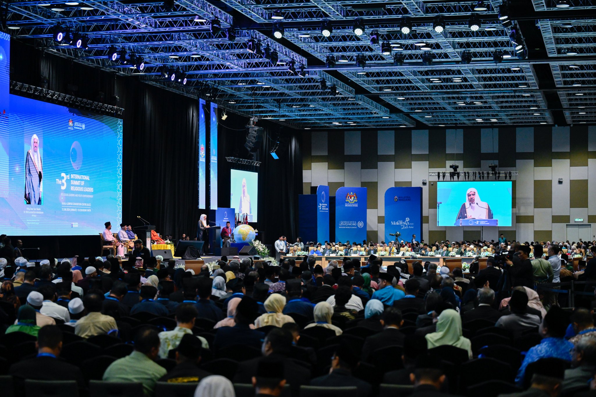 Fotos de la tercera Cumbre internacional de líderes religiosos, con la participación del Secretario General, Presidente del Consejo de Ulemas, el Sheij Dr. Mohammed Al-Issa como orador principal en la ceremonia de apertura