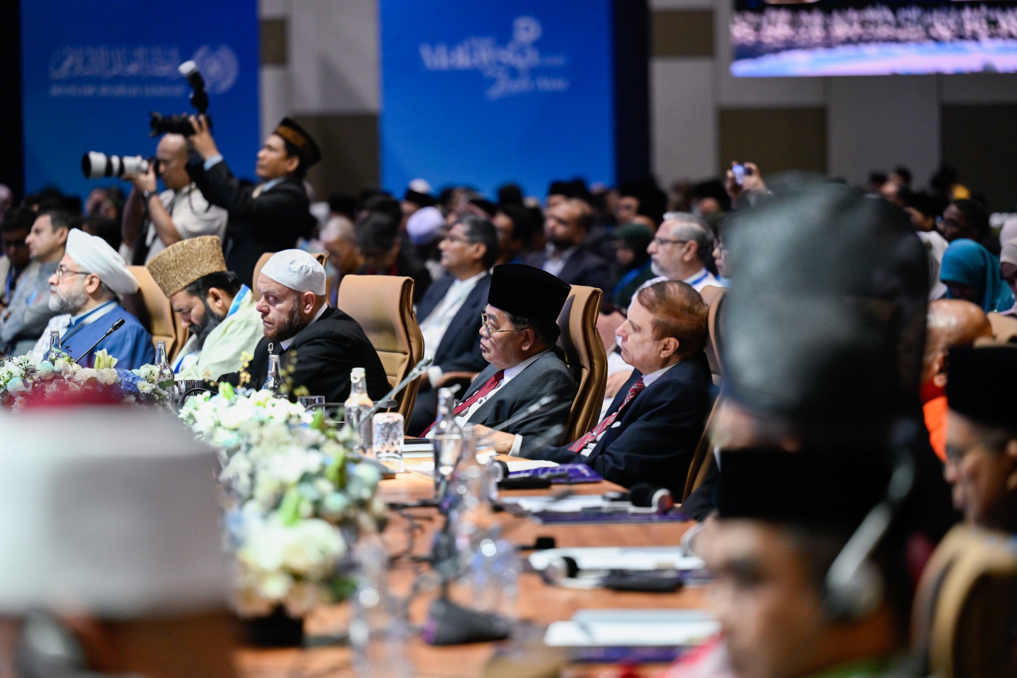 Fotos de la tercera Cumbre internacional de líderes religiosos, con la participación del Secretario General, Presidente del Consejo de Ulemas, el Sheij Dr. Mohammed Al-Issa como orador principal en la ceremonia de apertura
