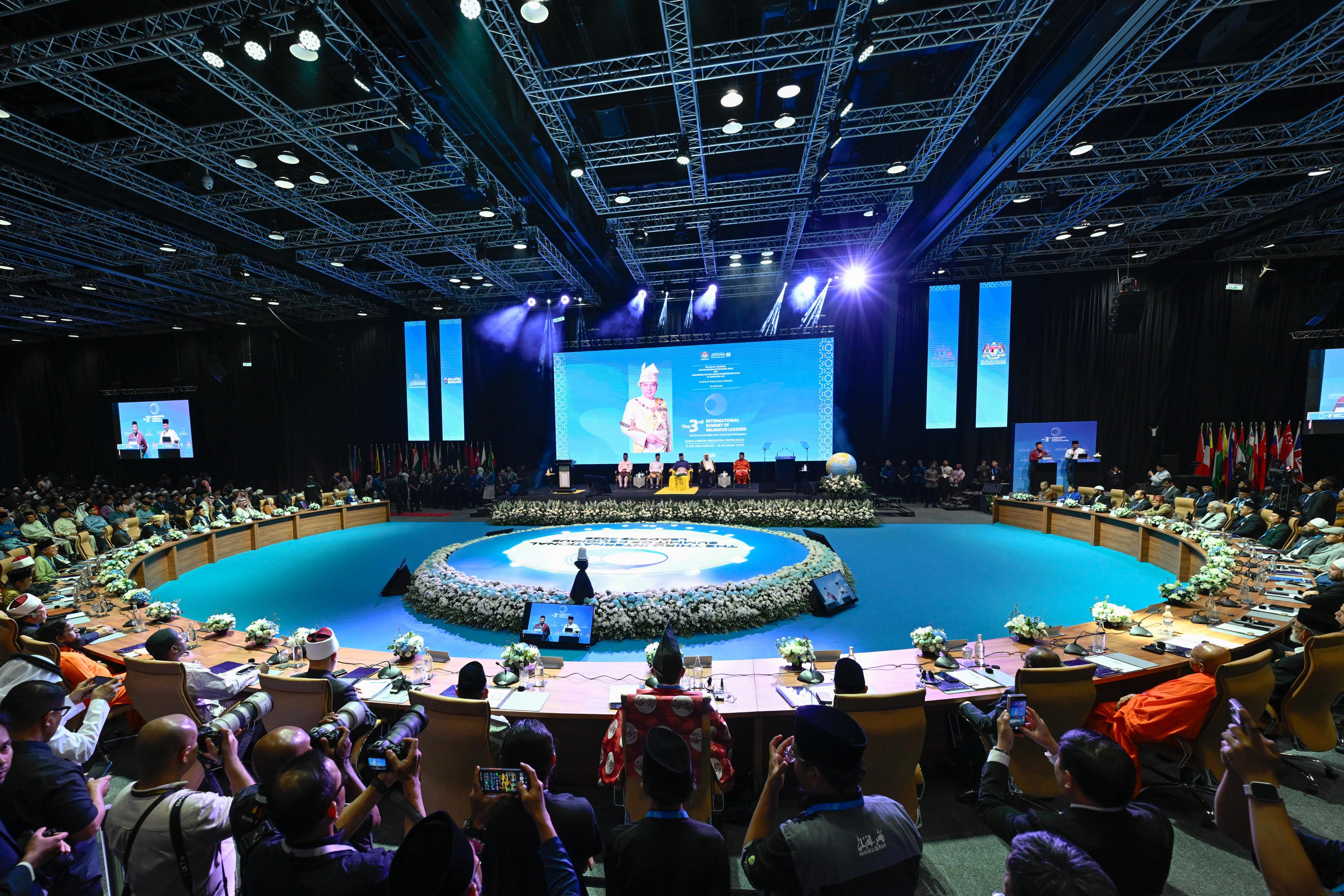 El Secretario General de la Liga del Mundo Islámico pronuncia un discurso inaugural en la 3.ª Cumbre Internacional de Líderes Religiosos en Kuala Lumpur