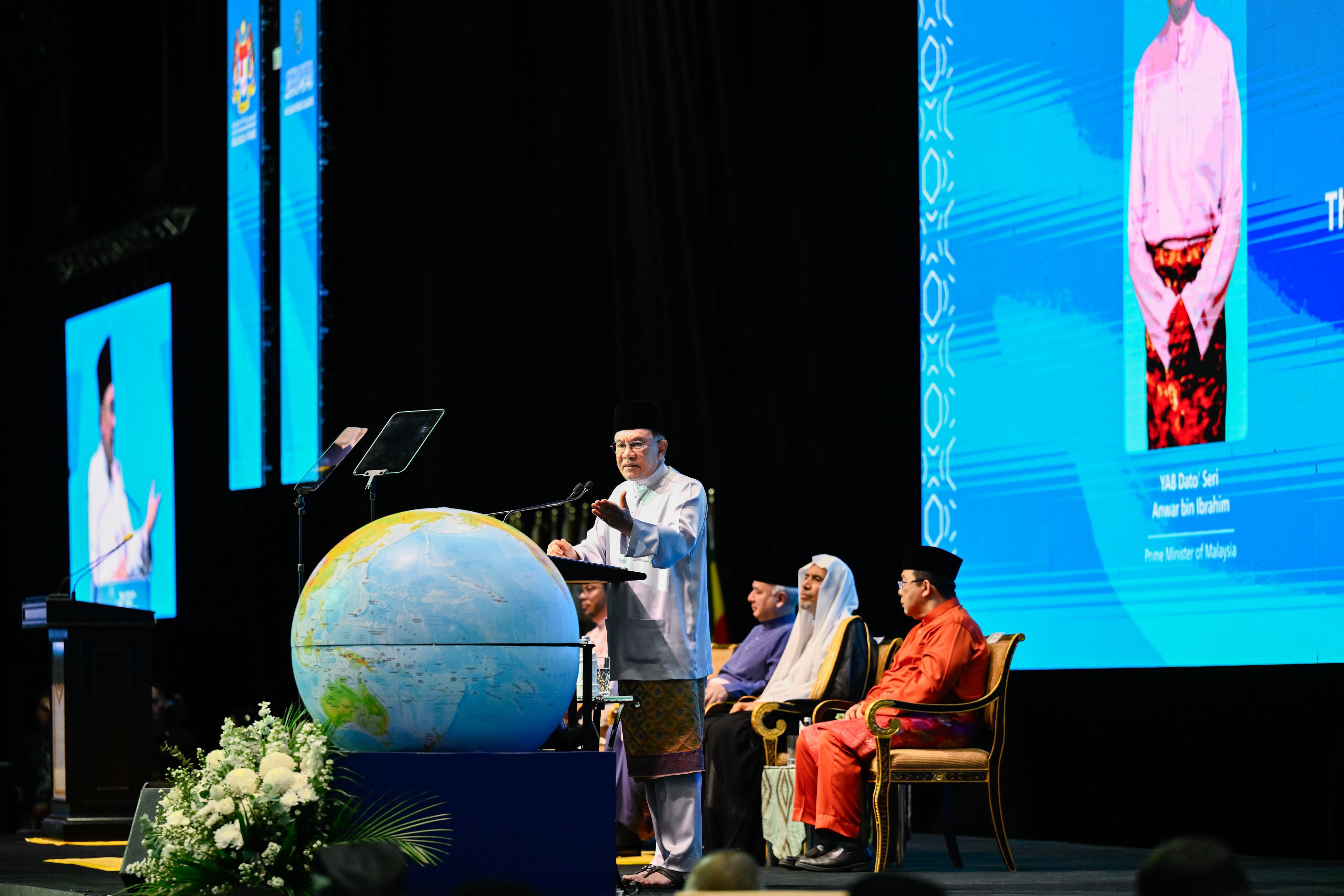 El Secretario General de la Liga del Mundo Islámico pronuncia un discurso inaugural en la 3.ª Cumbre Internacional de Líderes Religiosos en Kuala Lumpur