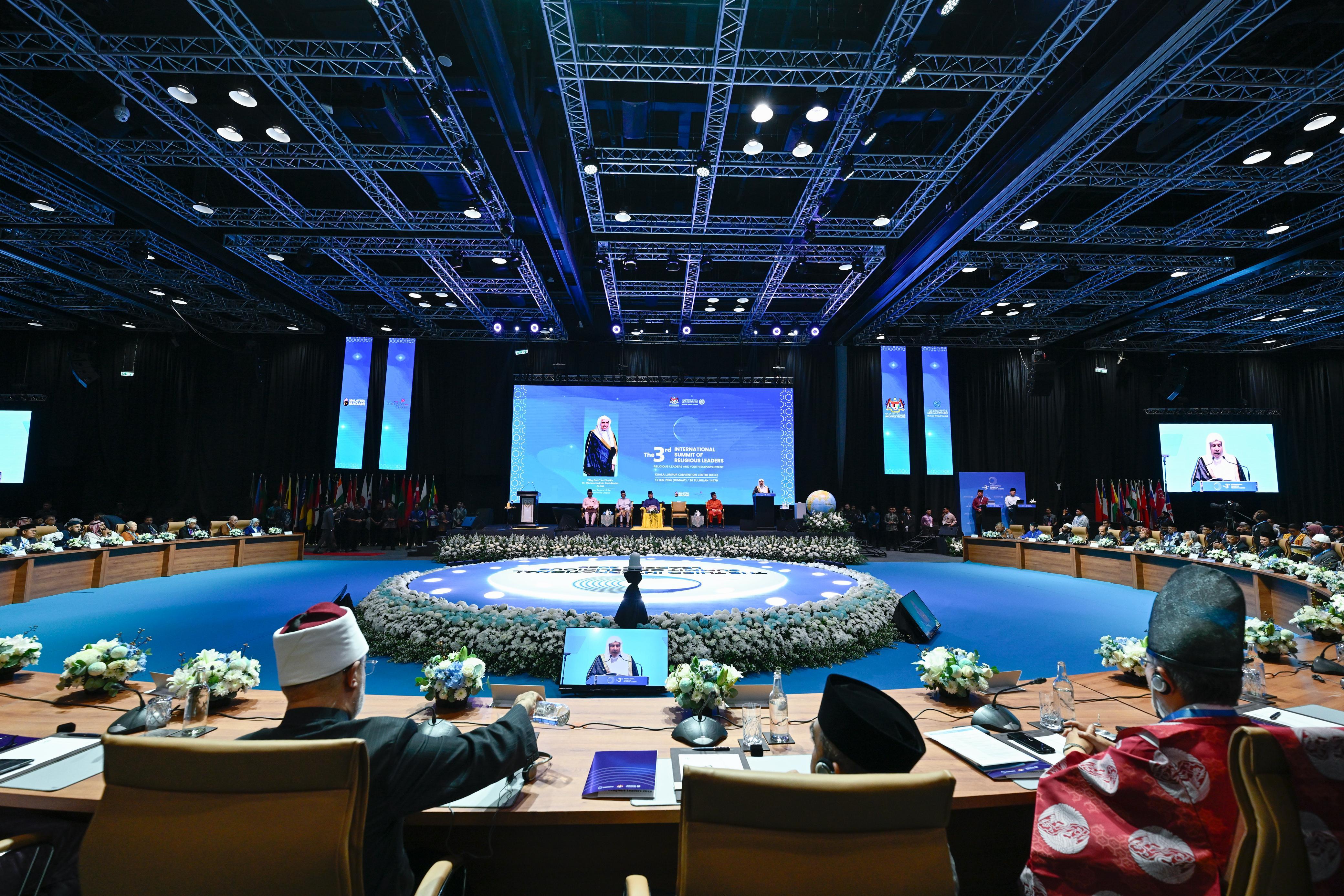 El Secretario General de la Liga del Mundo Islámico pronuncia un discurso inaugural en la 3.ª Cumbre Internacional de Líderes Religiosos en Kuala Lumpur