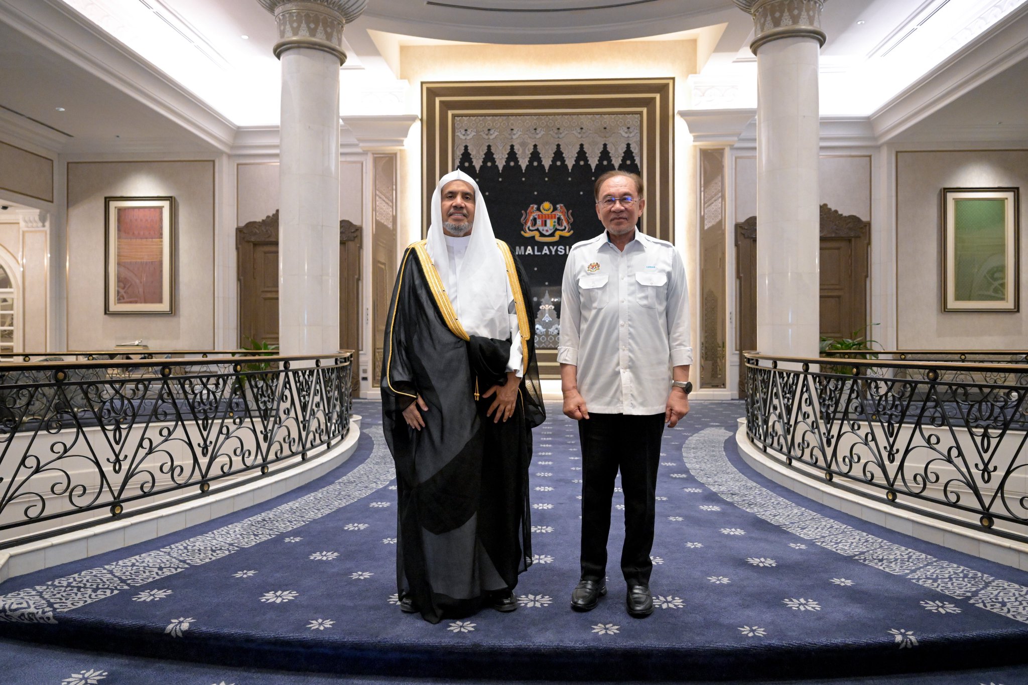 El Primer Ministro de Malasia, Dato’ Seri Anwar Ibrahim, recibió en el Palacio malasio de la hospitalidad, Residencia del Primer Ministro, al Secretario General de la Liga del Mundo Islámico, Presidente del Consejo de Ulemas, el Sheij Dr. Mohammed Al-Issa