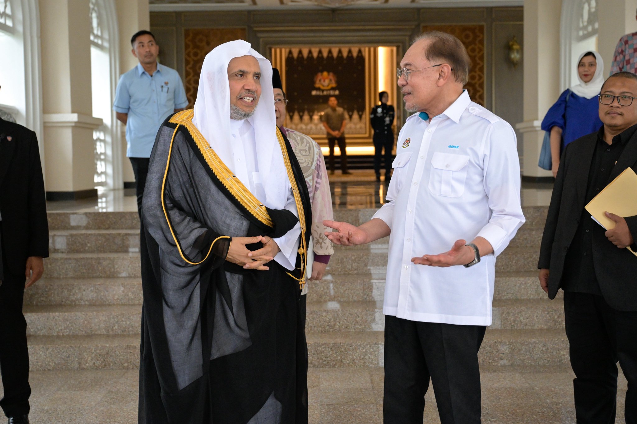 El Primer Ministro de Malasia, Dato’ Seri Anwar Ibrahim, recibió en el Palacio malasio de la hospitalidad, Residencia del Primer Ministro, al Secretario General de la Liga del Mundo Islámico, Presidente del Consejo de Ulemas, el Sheij Dr. Mohammed Al-Issa
