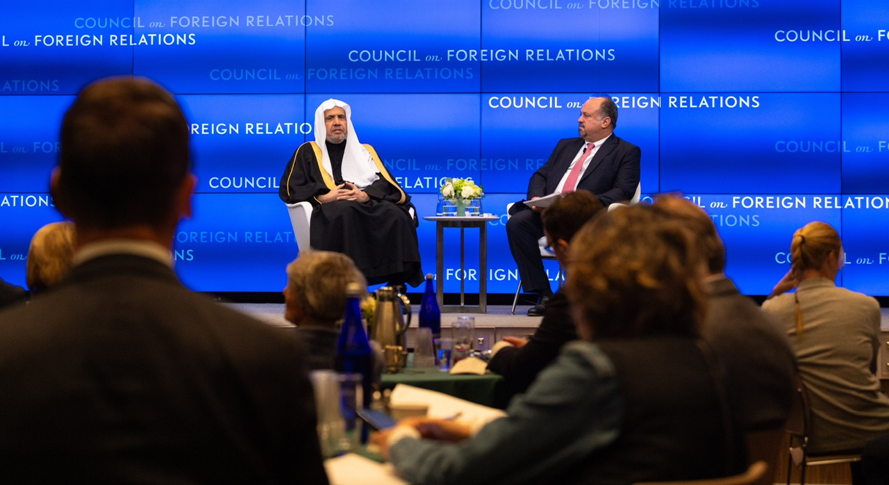 الأسبوع قبل الفائت المجلس الأمريكي للعلاقات الخارجية (CFR)، يستضيف في مقرِّه بنيويورك، معاليَ الأمين العام، رئيسَ هيئة علماء المسلمين، فضيلَة الشيخ د.⁧‫محمد العيسى
