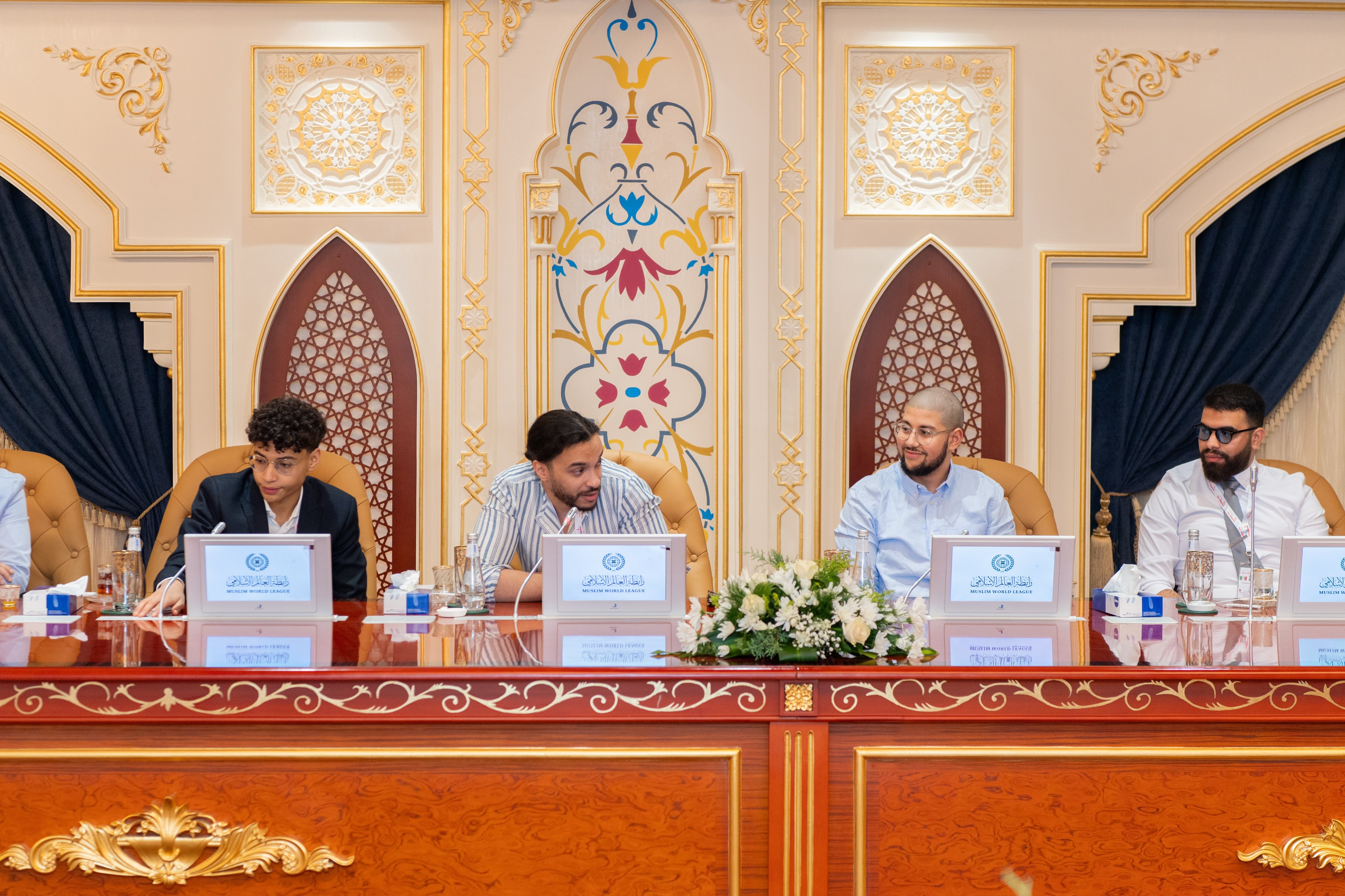 حاضَرَ معالي الأمين العام، رئيس هيئة علماء المسلمين، فضيلة الشيخ د.⁧‫محمد العيسى‬⁩ على وفدٍ طُلابيٍّ من أبناء الأقليَّات المسلمة في الجامعات الأوروبية، متحدِّثًا بإسهاب عن قيم المسلم