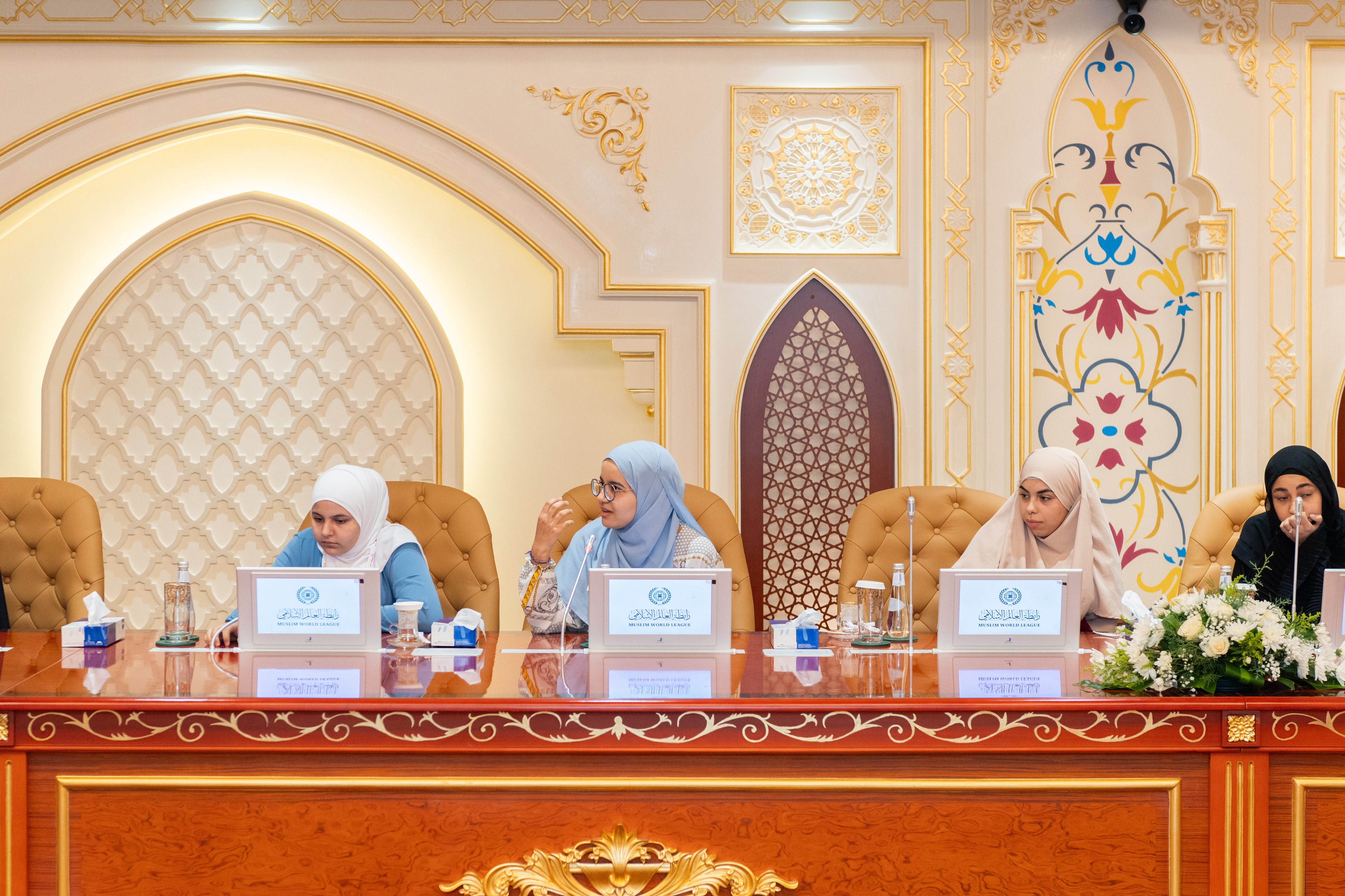 ظهر اليوم في لقاء معالي الأمين العام، رئيس هيئة علماء المسلمين، فضيلة الشيخ د.⁧‫محمد العيسى‬⁩، في مقر الرابطة بمكة المكرمة مع الوفد الطُّلابي من أبناء الأقليات المسلمة في الجامعات الأوروبية