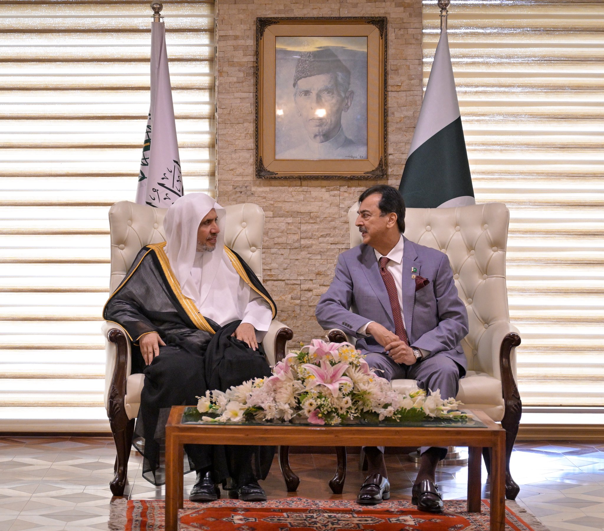 ‏دولةُ رئيس مجلس الشيوخ الباكستاني، السيد يوسف رضا جيلاني، يستضيفُ معالي الأمين العام، رئيس هيئة علماء المسلمين، فضيلة الشيخ د.⁧‫محمد العيسى‬⁩ ‬⁩، في مقرّ المجلس، بحضور كافة الأحزاب والأعضاء