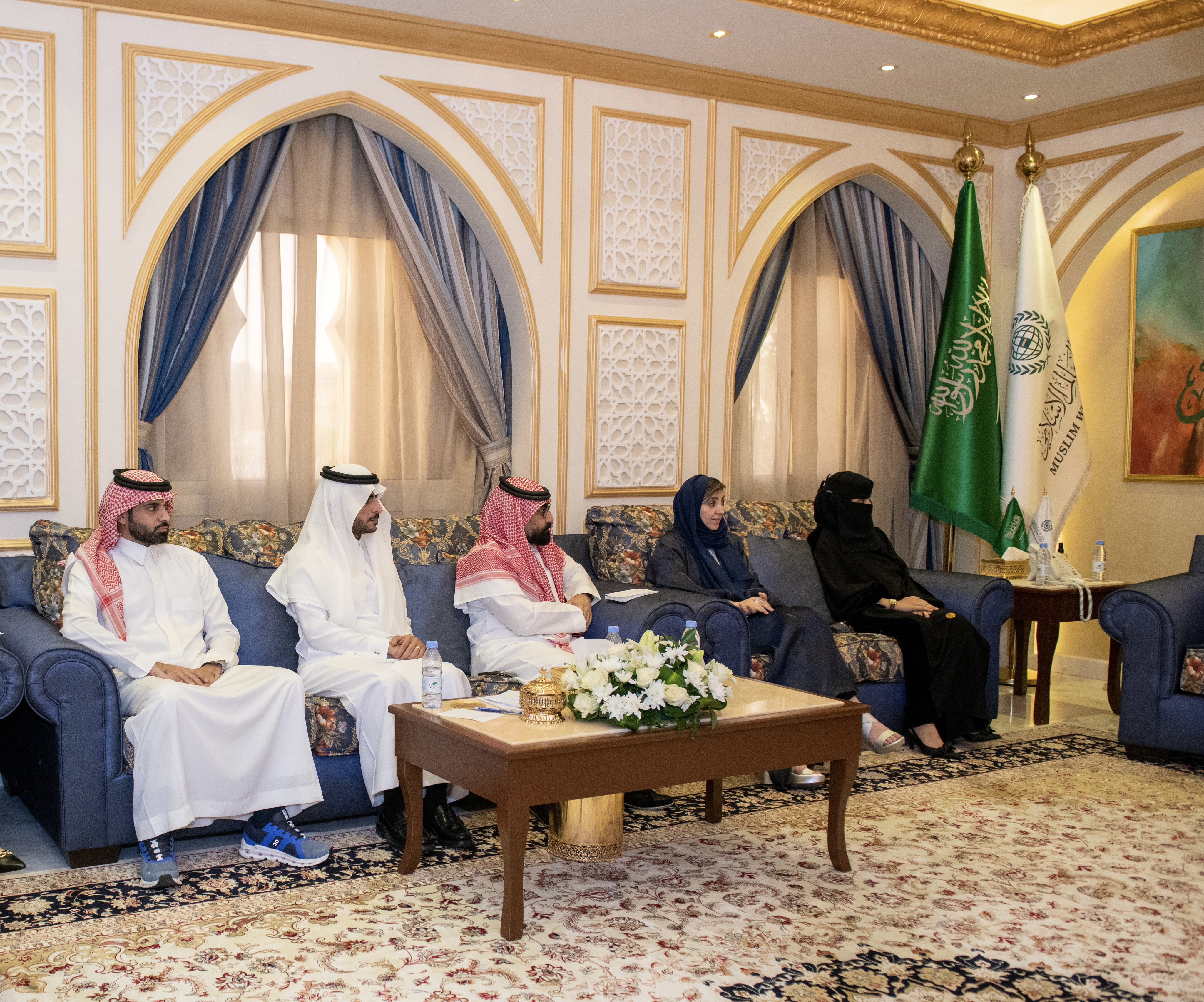 استقبل سعادةُ مساعد الأمين العام للاتصال المؤسَّسي، أ.عبدالوهاب بن محمد الشهري، بمكتب الرابطة في جدَّة، وفدًا بريطانيًّا برئاسة معالي وزير الدولة البريطاني لشؤون الشرق الأوسط وشمال أفريقيا، وجنوب آسيا، وشؤون الأمم المتحدة والكومنولث، اللورد طارق أحمد