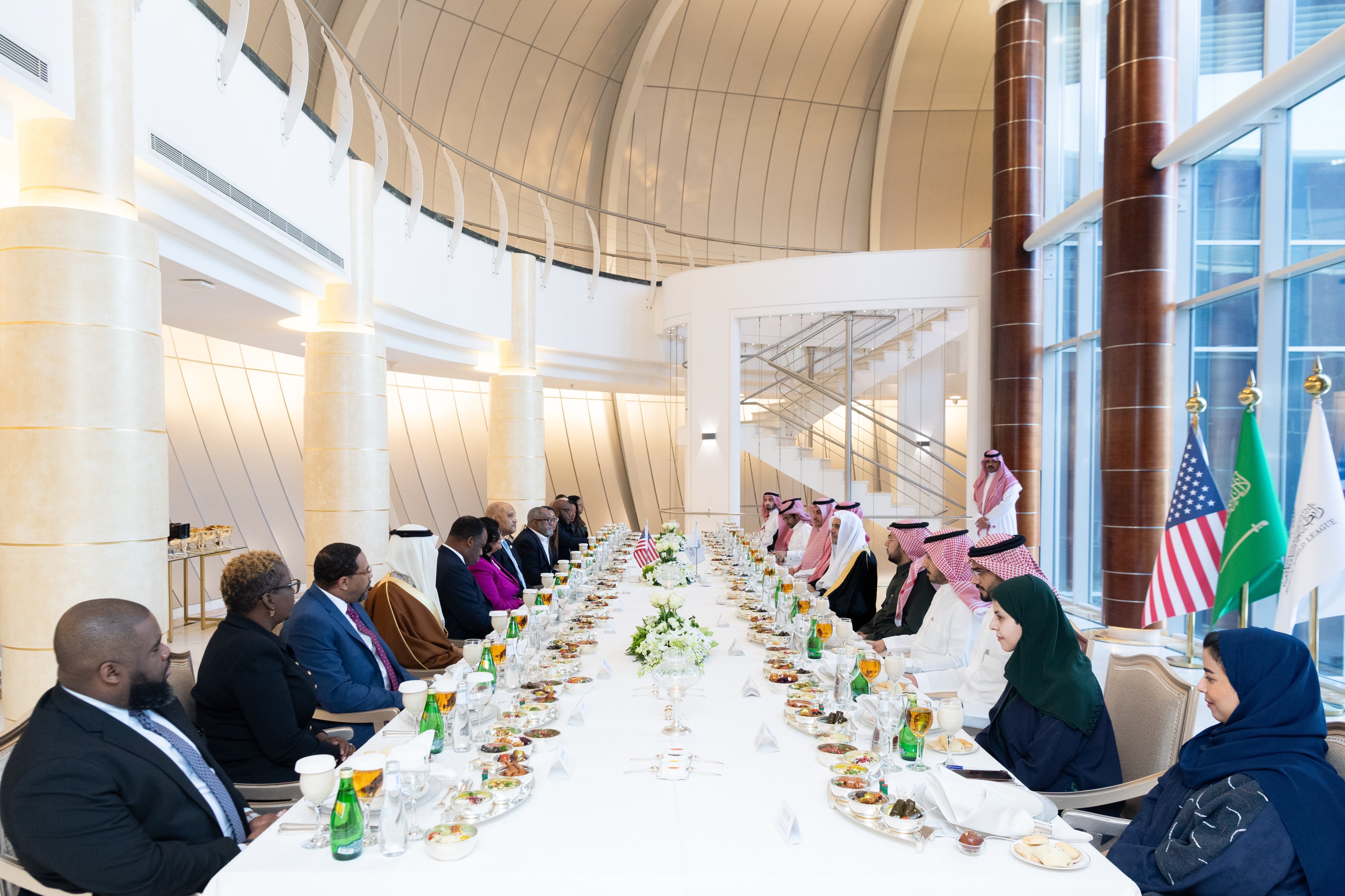 El Secretario General, presidente de la Comisión de Ulemas Musulmanes, el Sheij Mohammed Al-Issa, recibió en Riad a una delegación de miembros demócratas de la Cámara de Representantes de los Estados Unidos.