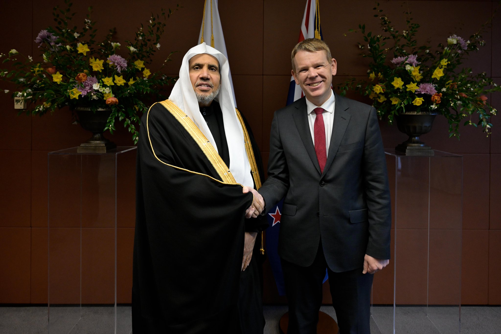 التقى معالي الأمين العام، رئيسُ هيئة علماء المسلمين، فضيلةُ الشيخ د.⁧‫محمد العيسى‬⁩ ‬⁩، في مقرّ البرلمان بالعاصمة النيوزيلندية "ويلينغتون"، دولةَ رئيس الوزراء السابق، رئيس حزب العمال، زعيمَ المعارضة في البرلمان النيوزيلندي، السيد كريس هيبكنز