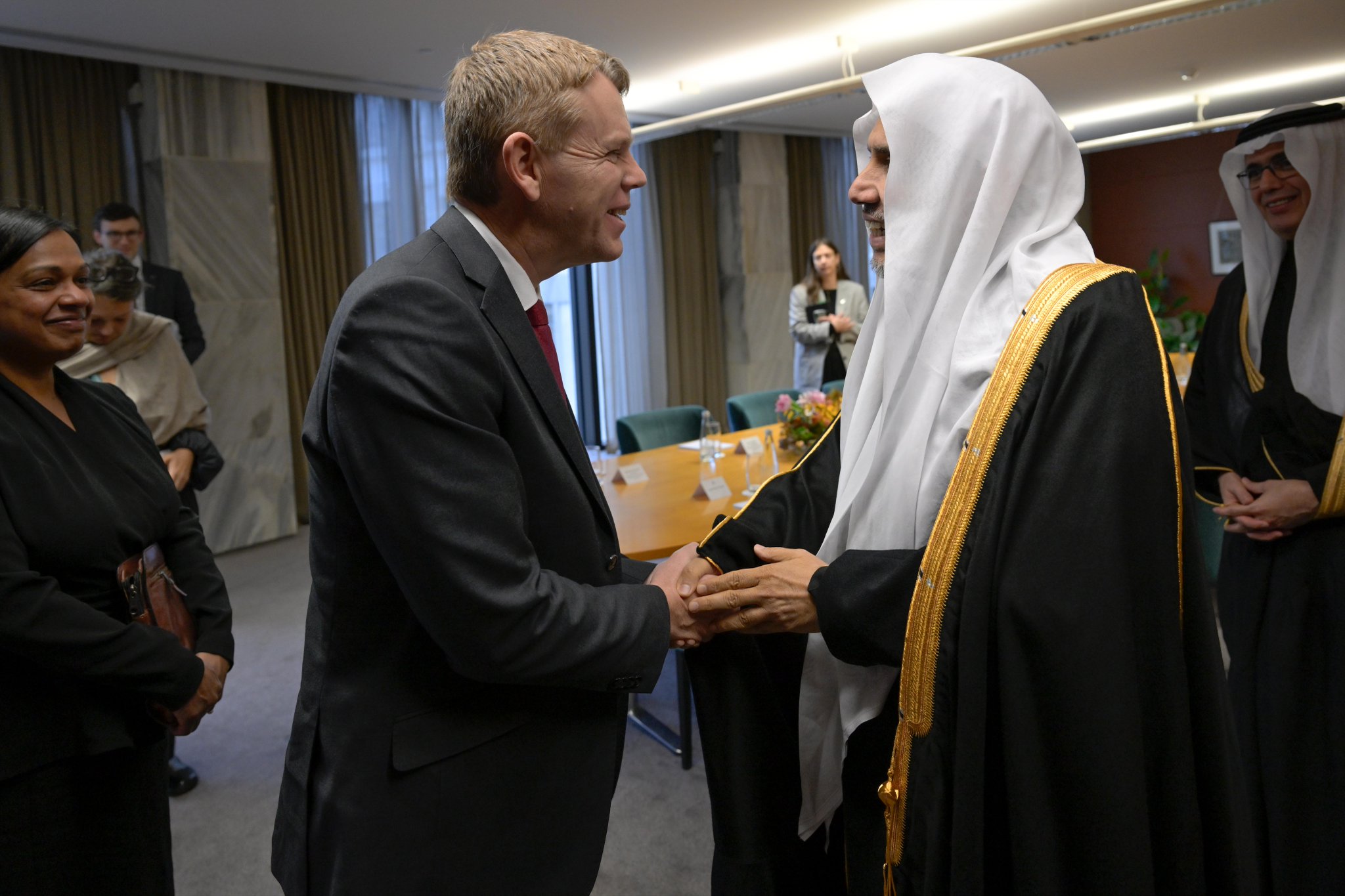 التقى معالي الأمين العام، رئيسُ هيئة علماء المسلمين، فضيلةُ الشيخ د.⁧‫محمد العيسى‬⁩ ‬⁩، في مقرّ البرلمان بالعاصمة النيوزيلندية "ويلينغتون"، دولةَ رئيس الوزراء السابق، رئيس حزب العمال، زعيمَ المعارضة في البرلمان النيوزيلندي، السيد كريس هيبكنز