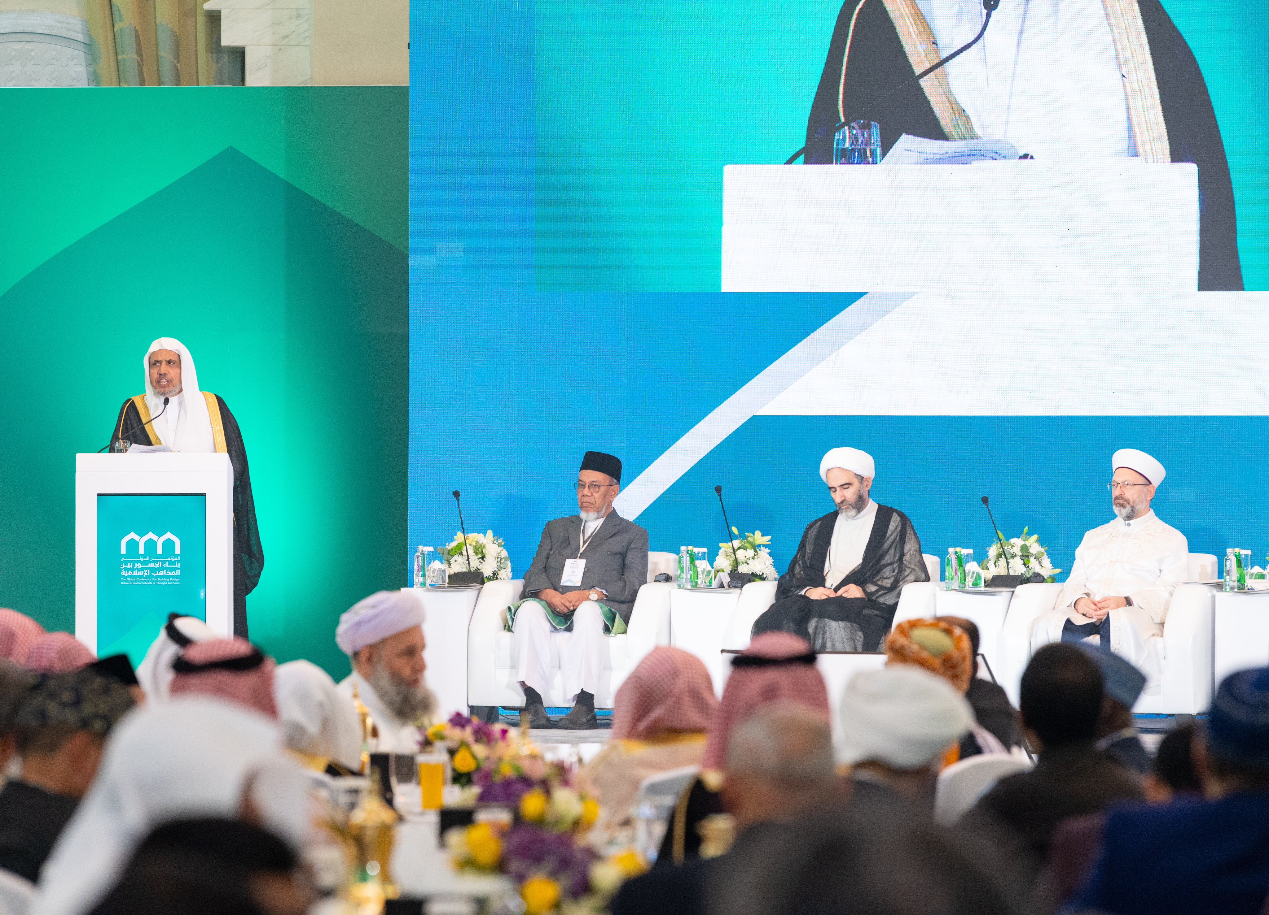 افتتاحُ أعمال المؤتمر الدولي: "بناء الجسور بين المذاهب الإسلامية" بجوار المسجد الحرام بمكة المكرمة، بمشاركةٍ استثنائيةٍ لكبار الشخصيات الإسلامية، من المفتين وكبار العلماء مُمثّلي مختلف المذاهب الإسلامية، وبحضور السُّفراء ممثِّلي دول منظمة التعاون الإسلامي