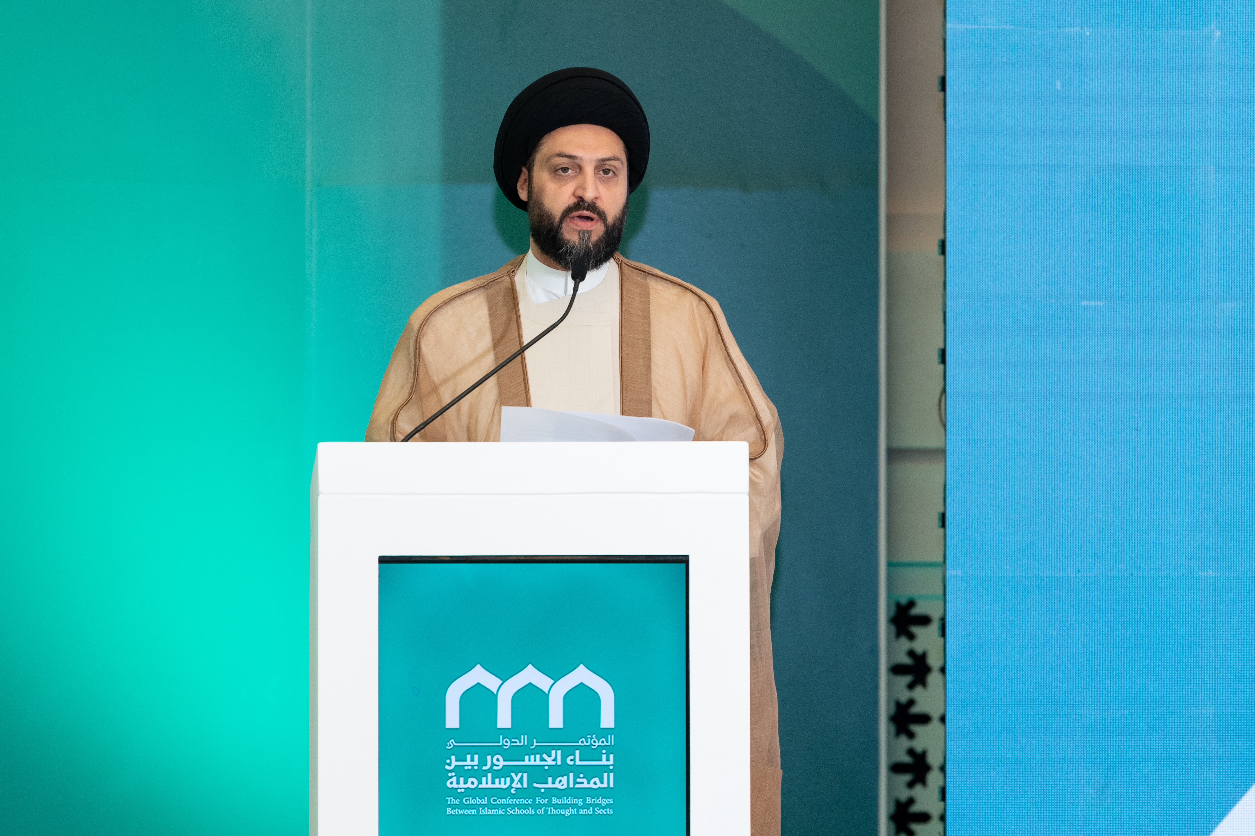 M. Ihsan Al-Hakim, représentant du Mouvement irakien Al-Hikmah, prononçant le discours du président du Mouvement Al-Hikmah, M. Ammar Al-Hakim, lors de la séance de clôture de la conférence : « Construire des ponts entre les écoles islamiques » :