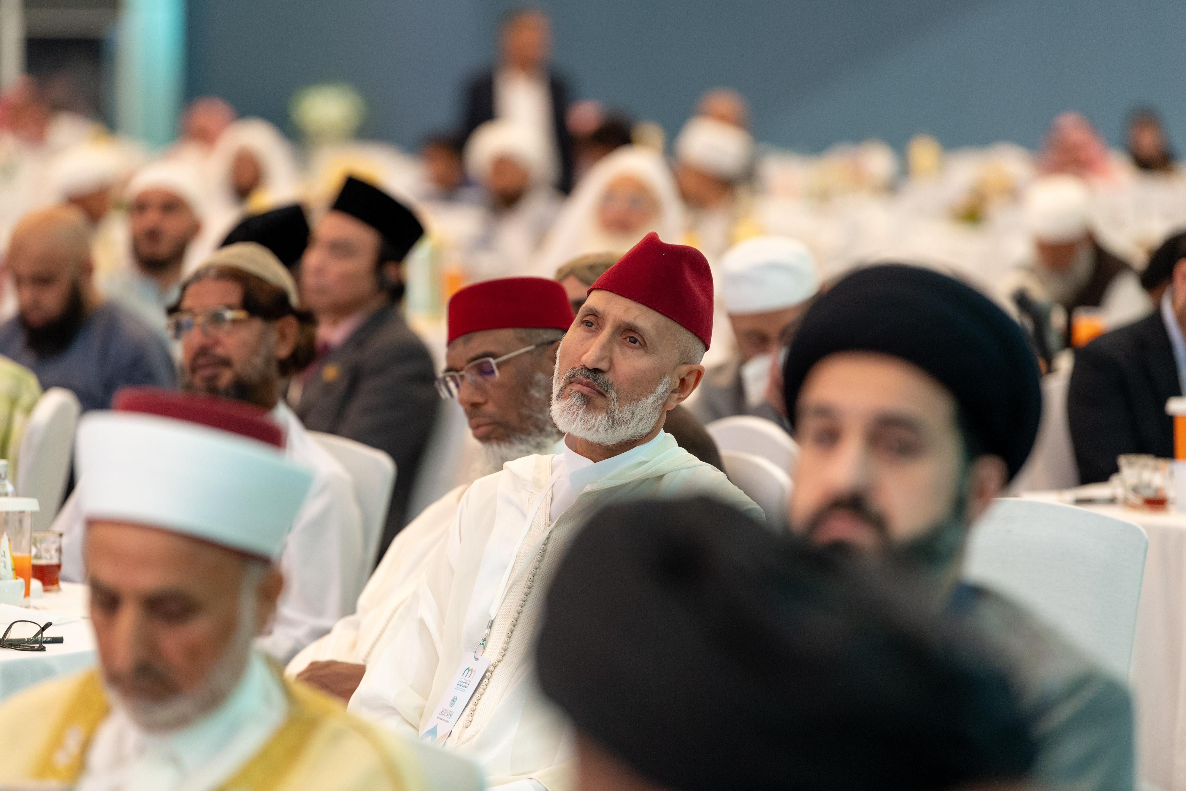 علماء المسلمين ومفتوهم يصدرون من مكة المكرمة "وثيقة بناء الجسور بين المذاهب الإسلامية" للتذكير بمفهوم الأمة الواحدة وتجاوز مآسي الطائفية