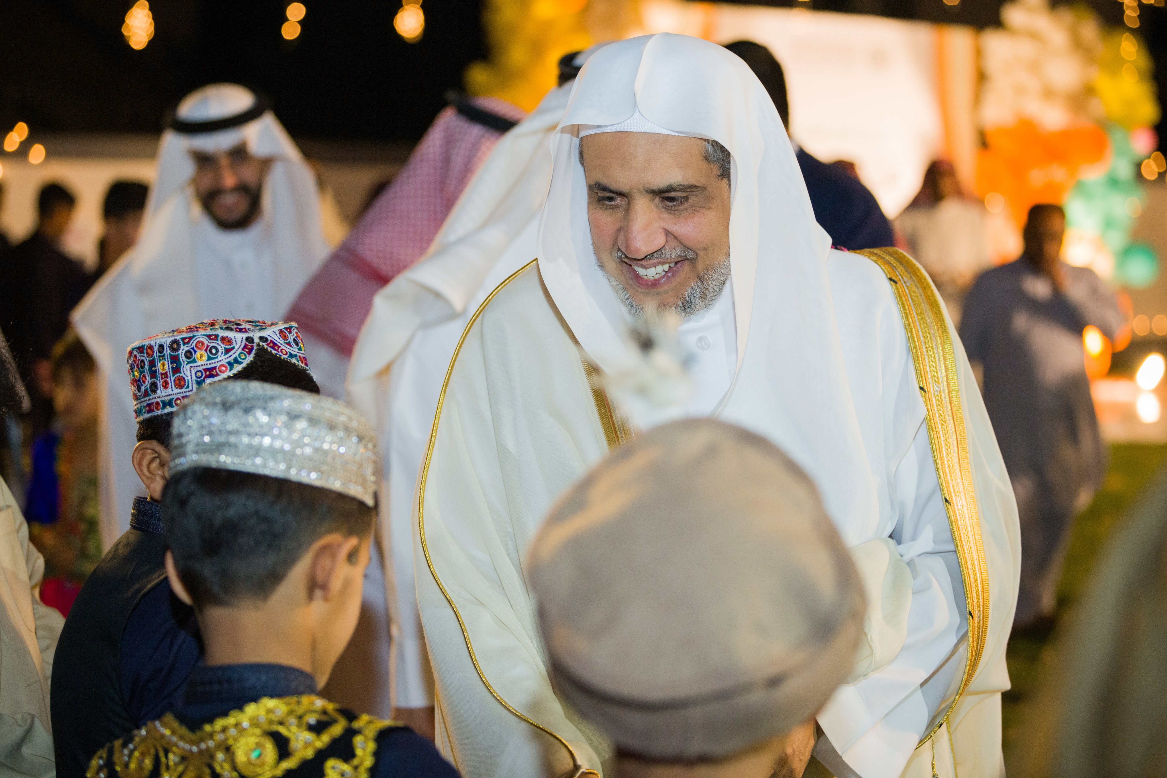 ‏صور من معايدة معالي الأمين العام لرابطة العالم الإسلامي الشيخ د. ⁧‫محمد العيسى‬⁩ لأطفال دار علي بن أبي طالب "رضي الله عنه" للأيتام في ⁧‫باكستان‬⁩ التي يستفيد منها أكثر من 4600 يتيم: