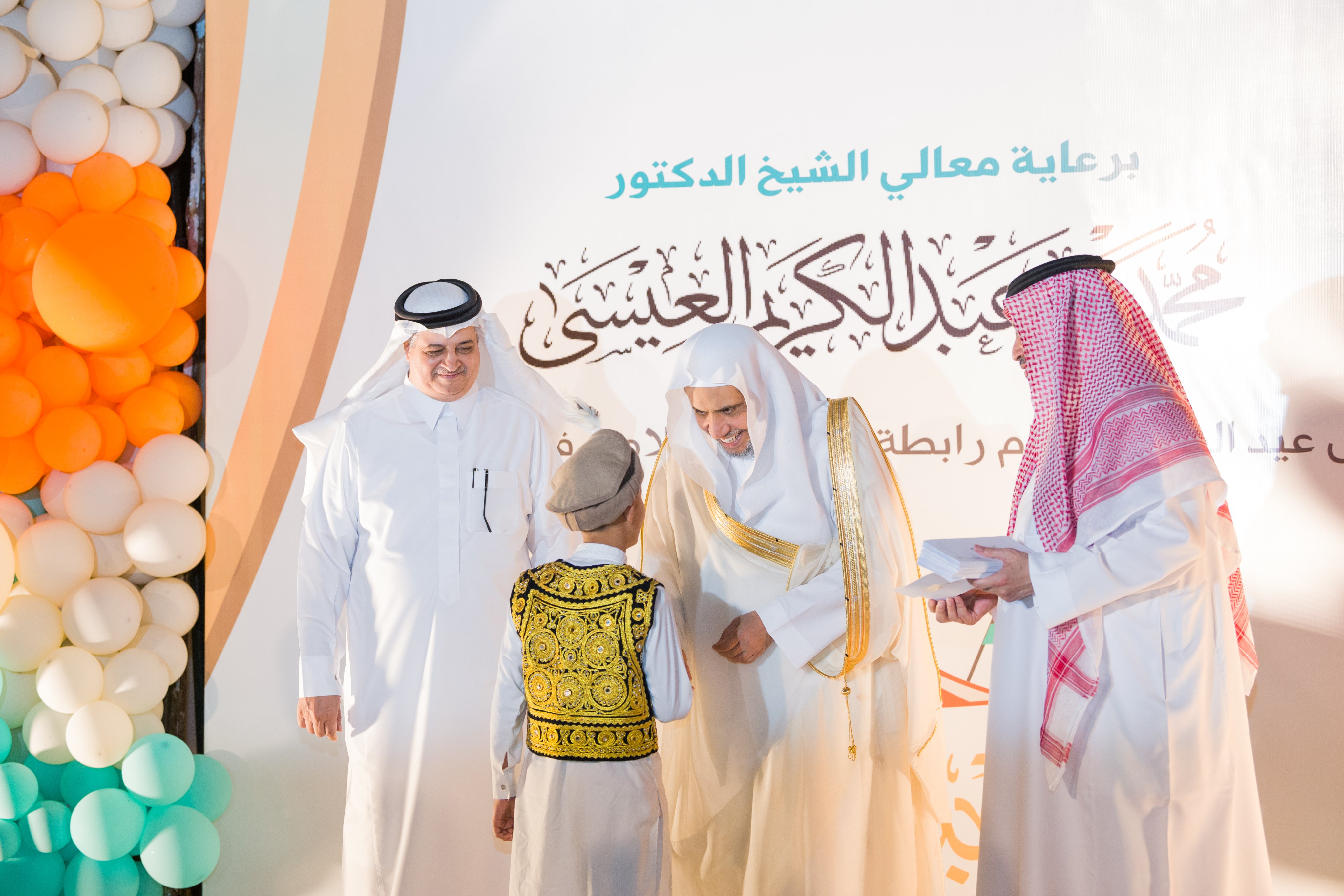 ‏صور من معايدة معالي الأمين العام لرابطة العالم الإسلامي الشيخ د. ⁧‫محمد العيسى‬⁩ لأطفال دار علي بن أبي طالب "رضي الله عنه" للأيتام في ⁧‫باكستان‬⁩ التي يستفيد منها أكثر من 4600 يتيم: