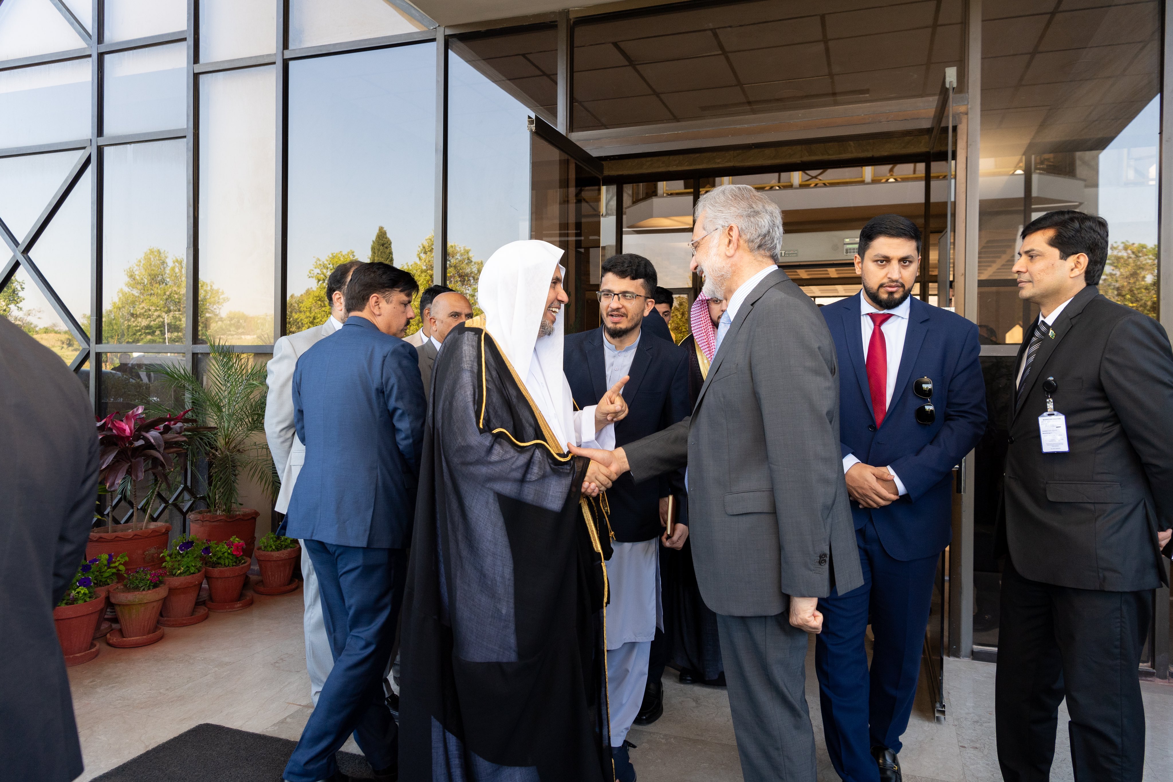معالي رئيس المحكمة العليا في جمهورية باكستان الإسلامية، السيد فايز عيسى، يستقبل في مكتبه بالعاصمة إسلام آباد، معاليَ الأمين العام، رئيس هيئة علماء المسلمين، فضيلة الشيخ د.⁧‫محمد العيسى‬⁩