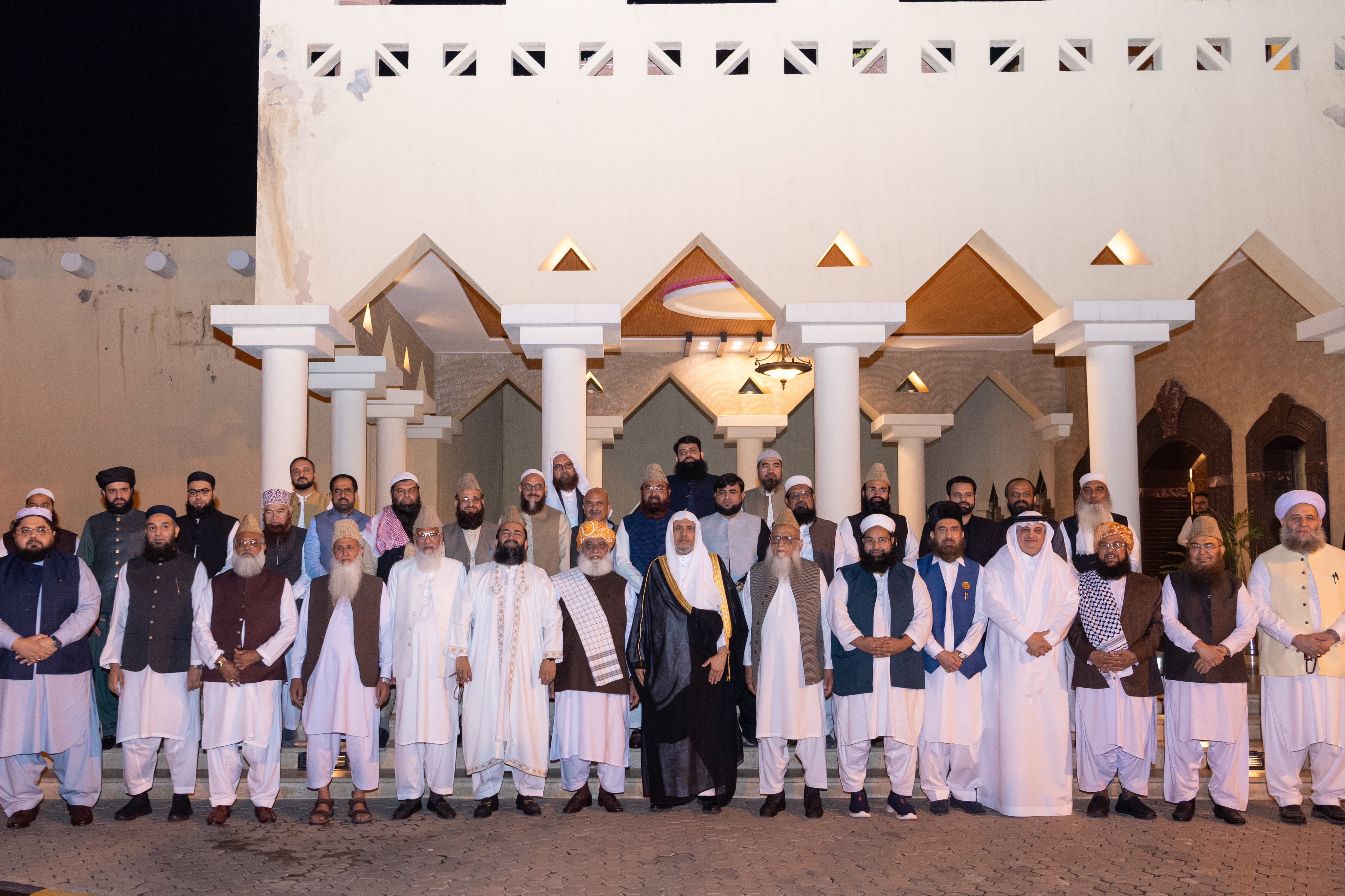الملتقى الأول لعلماء باكستان ينعقد بحضور معالي الأمين العام، رئيس هيئة علماء المسلمين، فضيلة الشيخ د. ⁧‫محمد العيسى‬⁩؛ وذلك لتعزيز الوفاق المذهبي في ضوء "وثيقة بناء الجسور بين المذاهب الإسلامية"